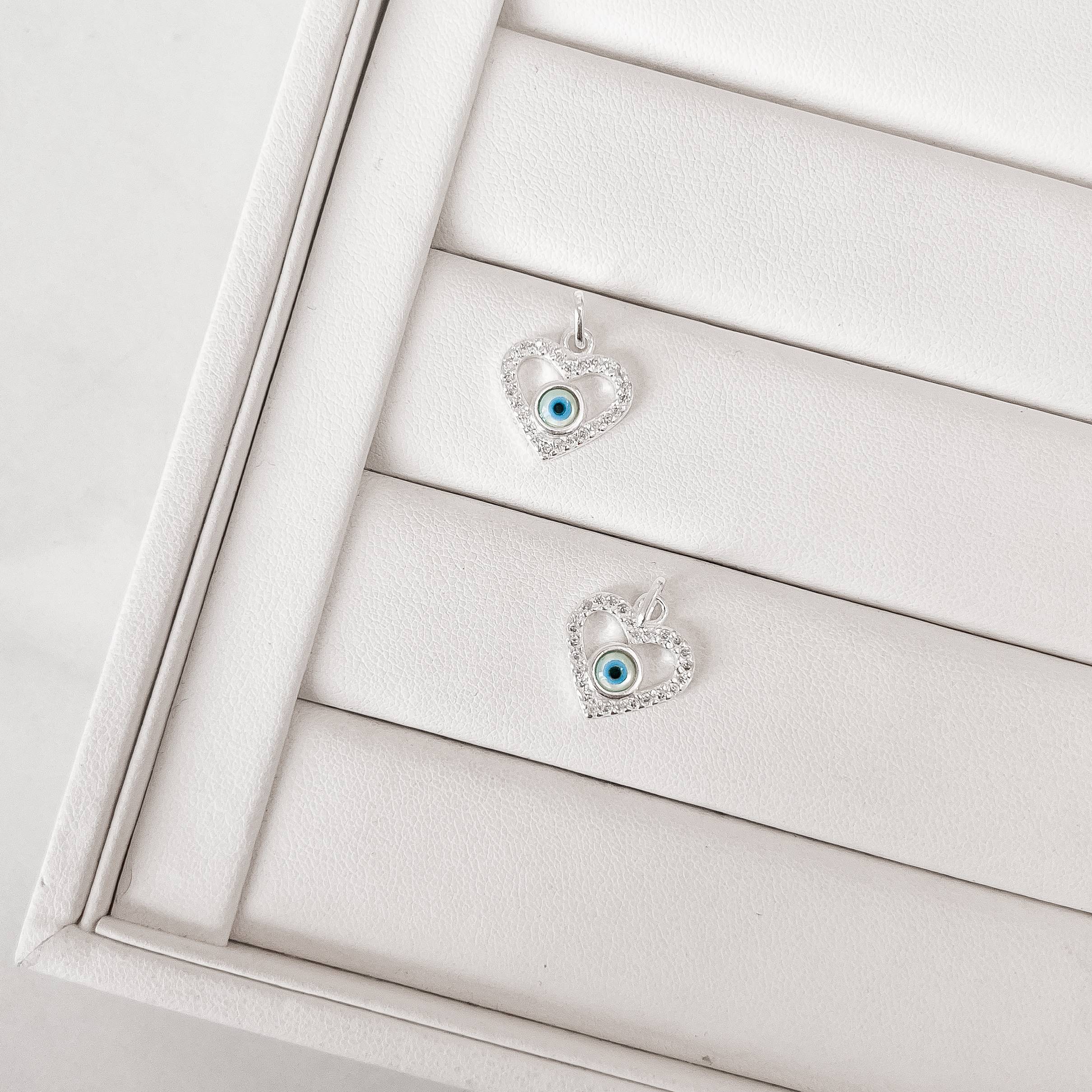 Pingente coração vazado cravejado com olho grego madrepérola 15mm