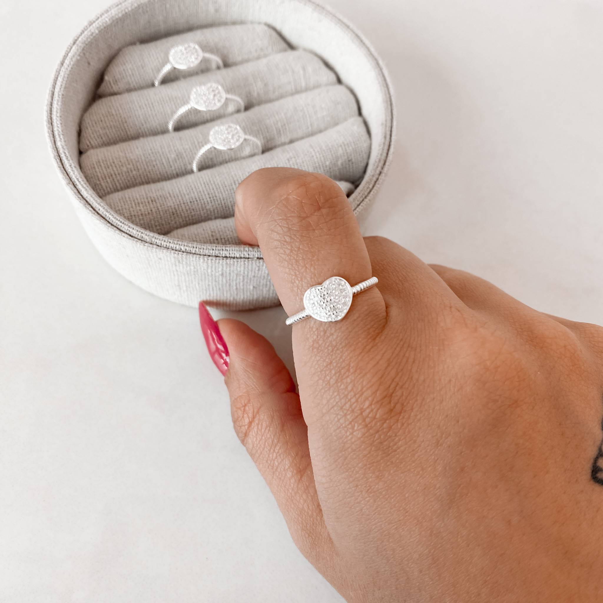 Imagem Anel torcido coração cravejado