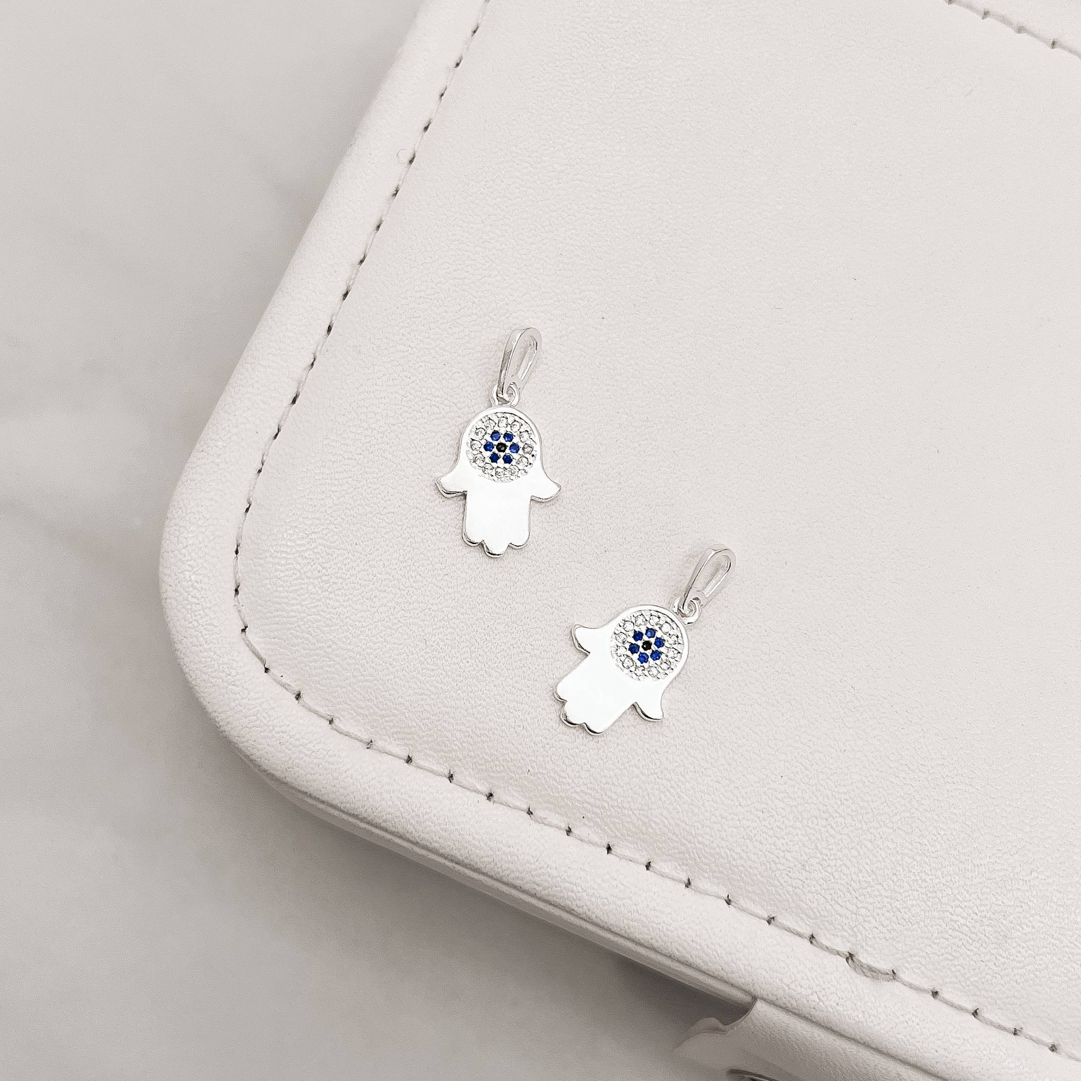 Pingente mão cravejada detalhe zircônia azul 14mm