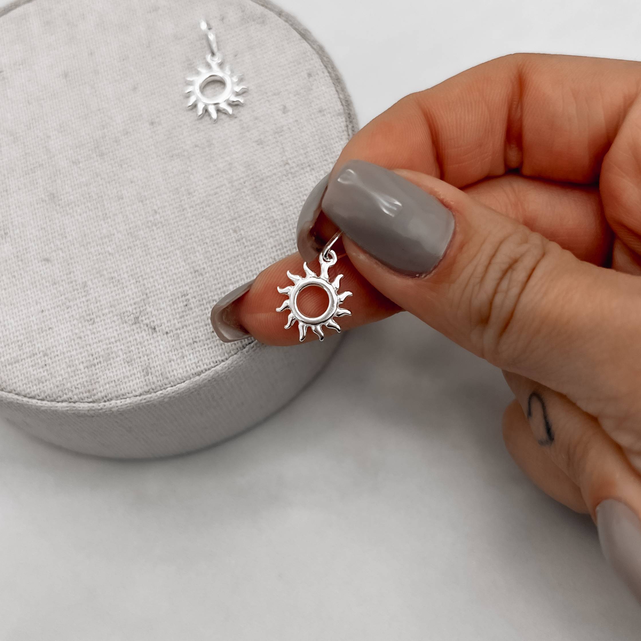 Pingente sol vazado 12mm