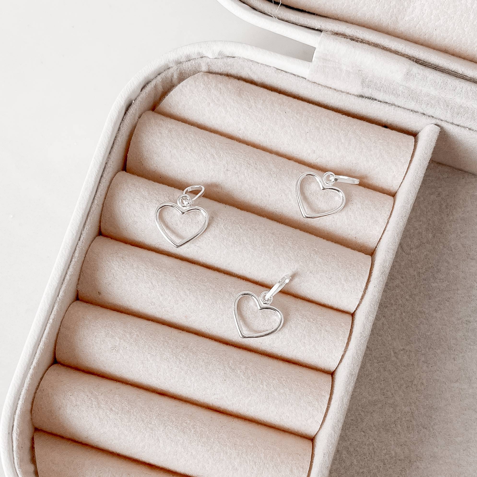 Pingente coração vazado 12mm