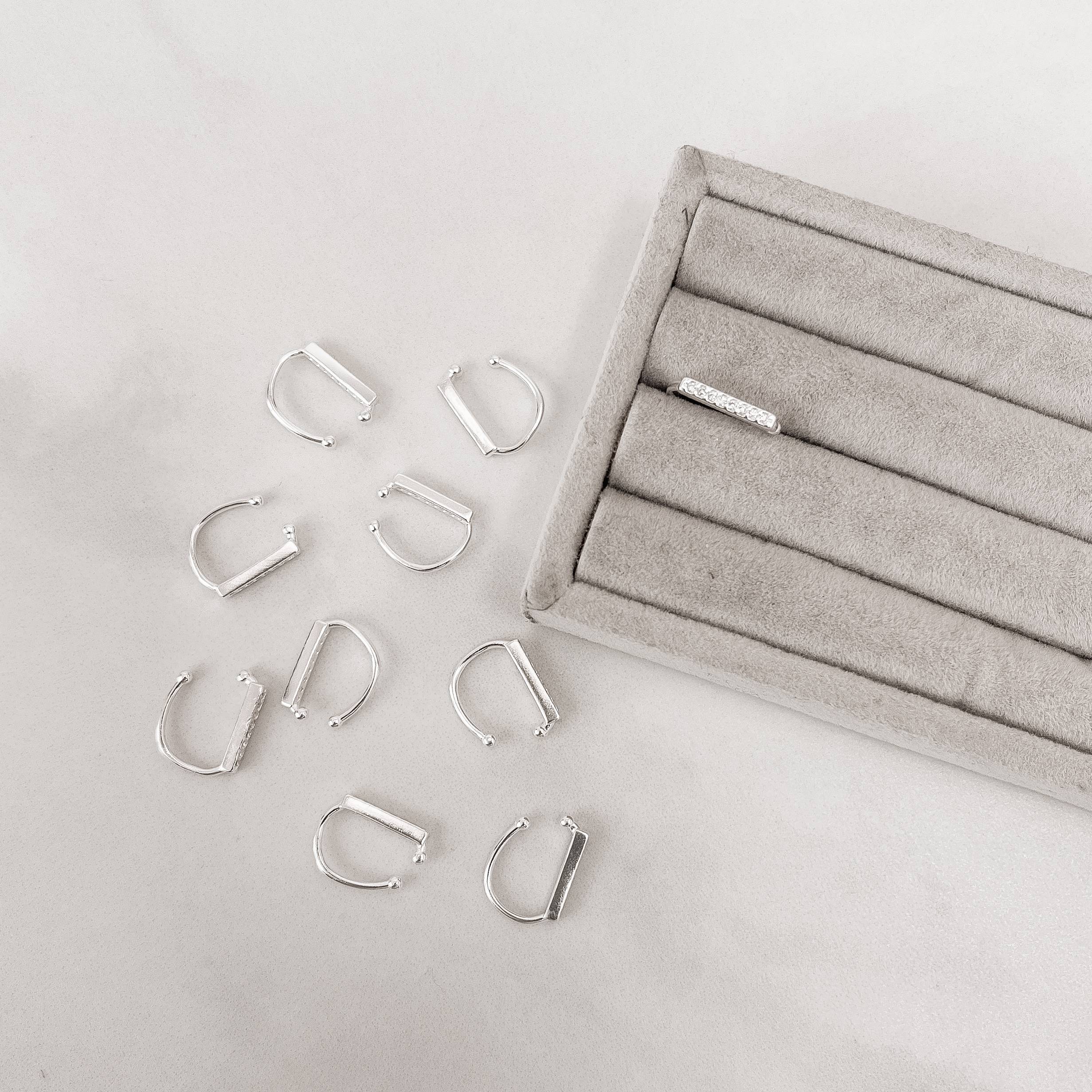Piercing fake detalhe reto cravejado