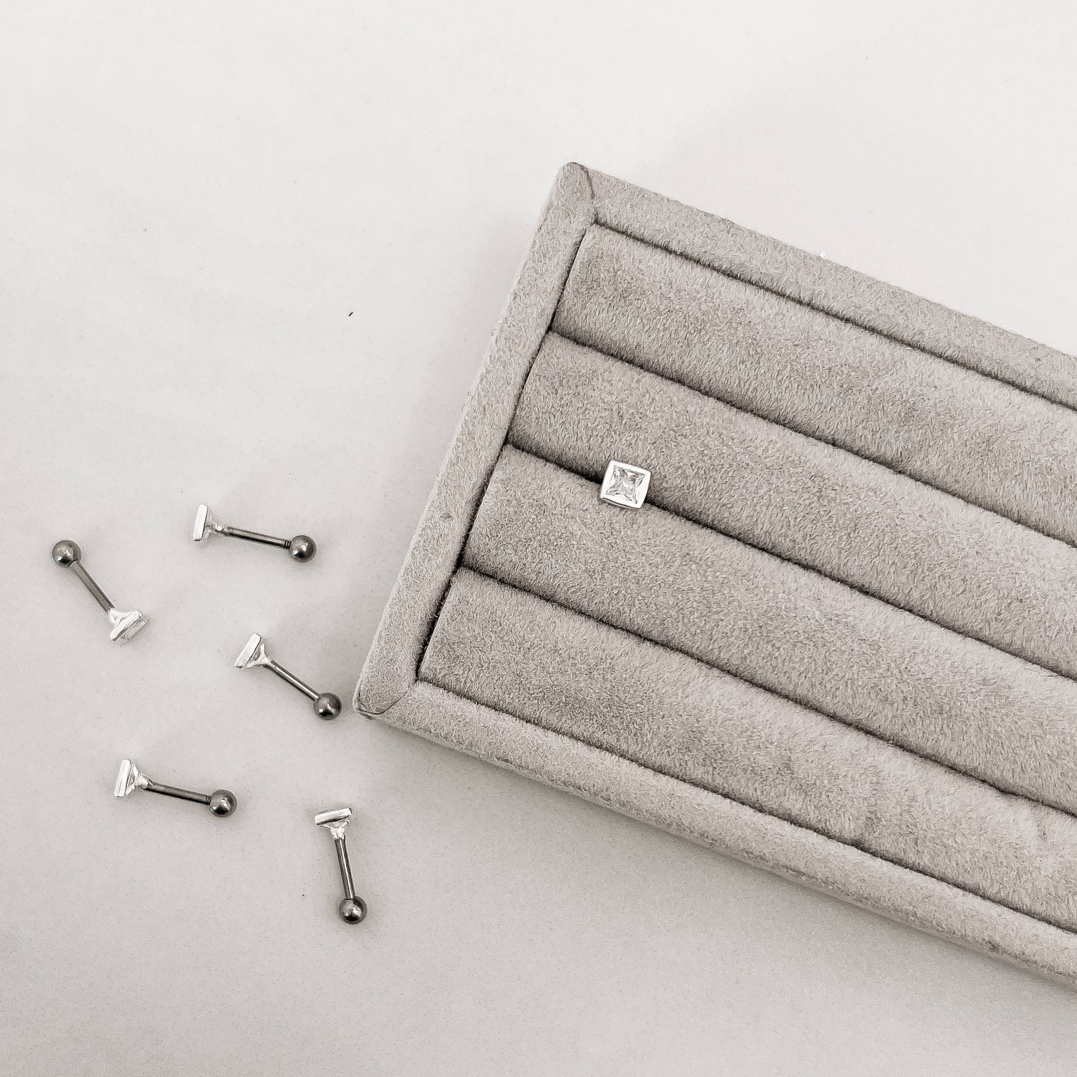 Piercing haste zircônia quadrada embutida 4mm