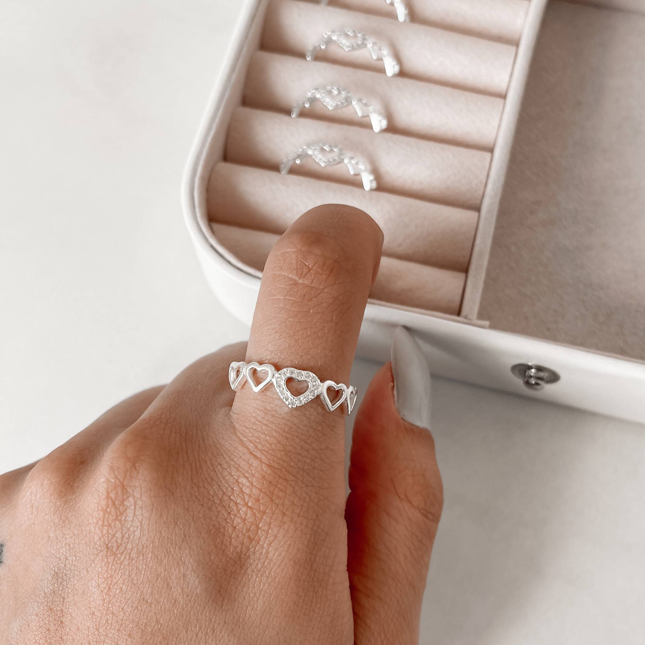 Imagem Anel corações vazados detalhe cravejado