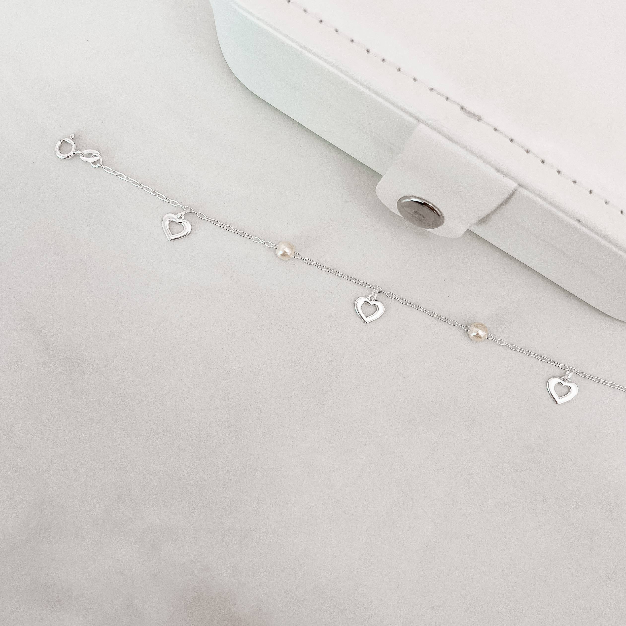 Imagem Secundária Pulseira entremeio pérola com pingentes coração vazado