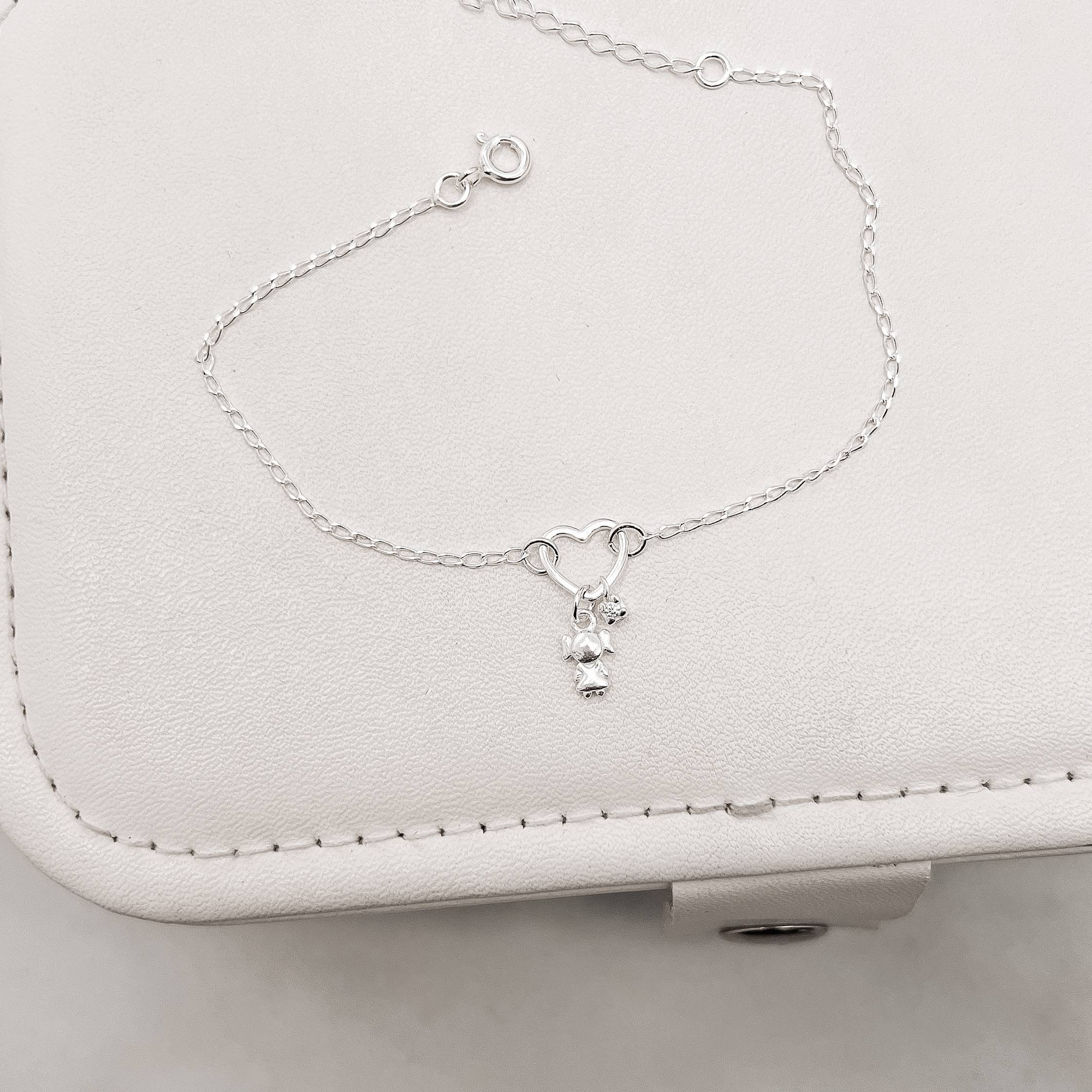 Pulseira entremeio coração vazado com pingentes menina e zircônia