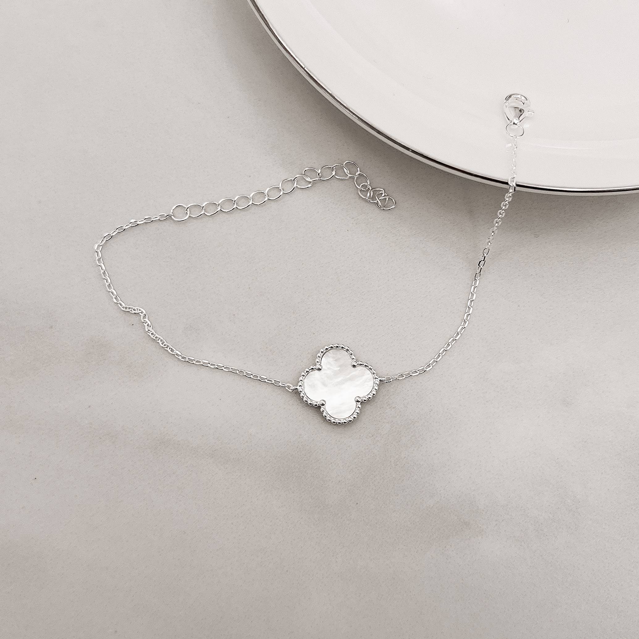 Pulseira entremeio trevo madrepérola com bolinhas 14mm