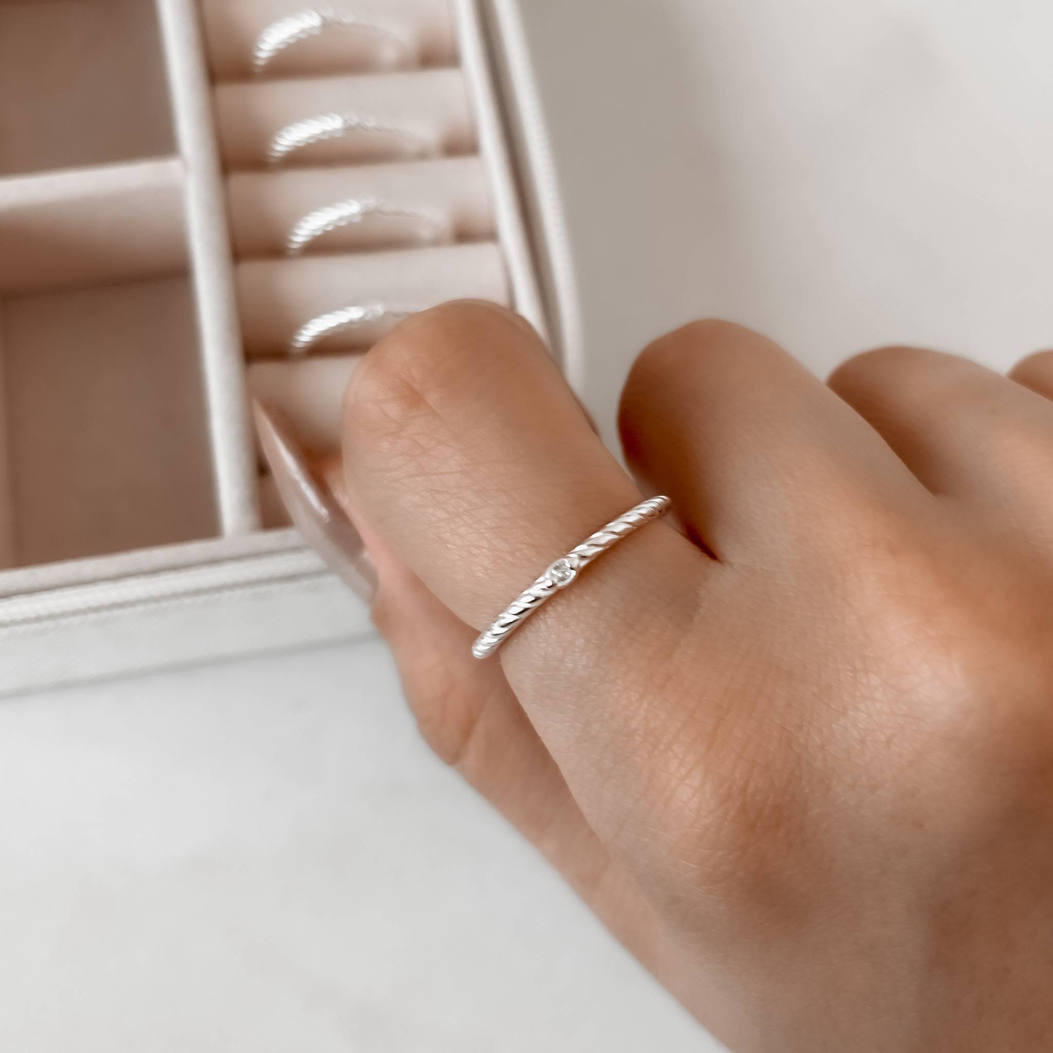 Anel solitario cristal riscado