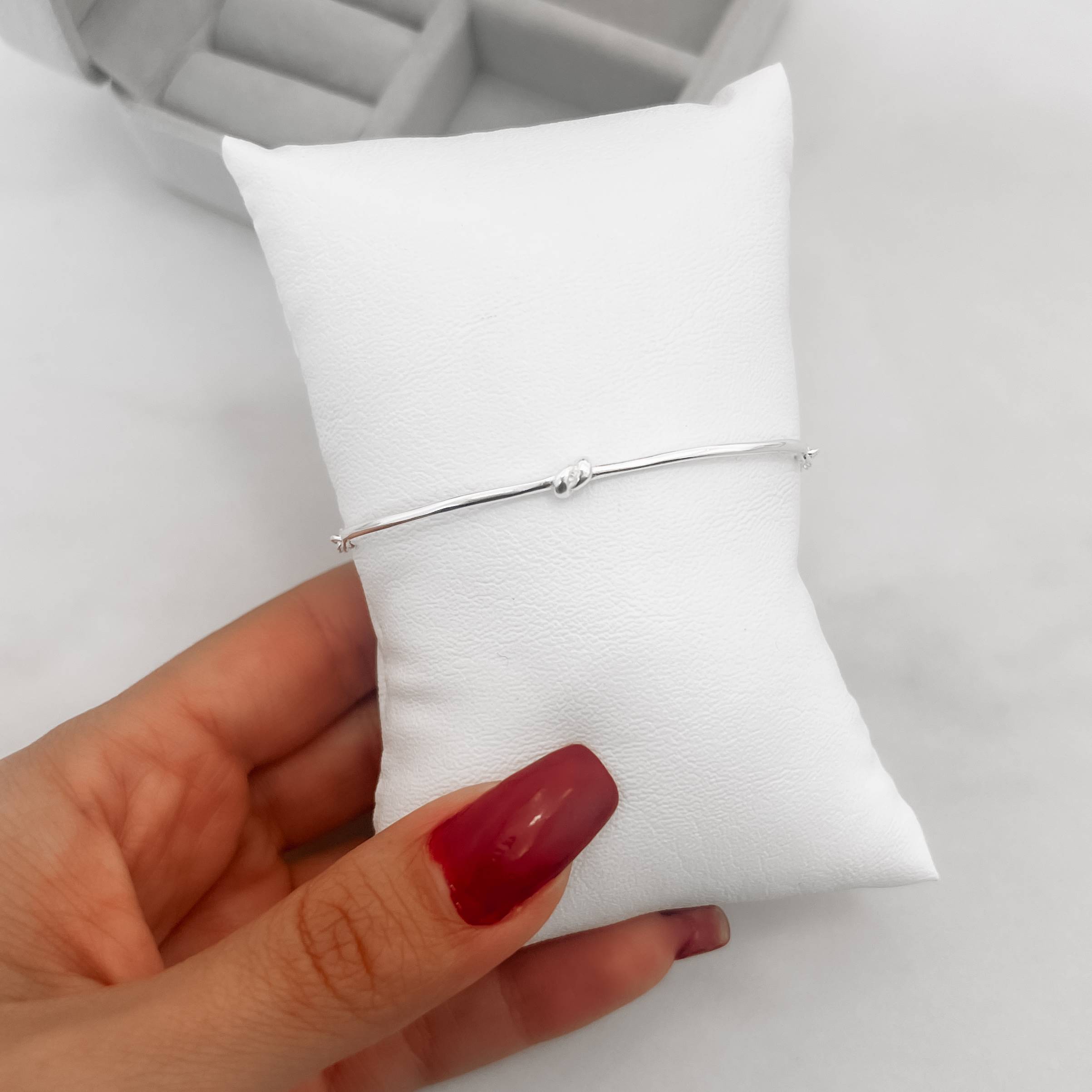 Imagem Secundária Pulseira entremeio fio rígido com nó