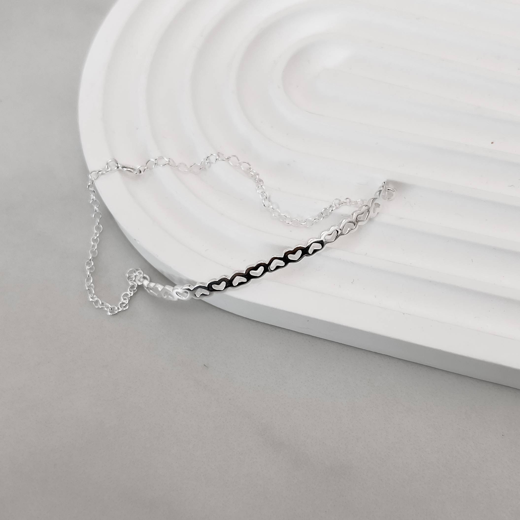 Pulseira entremeio fio rígido corações vazados