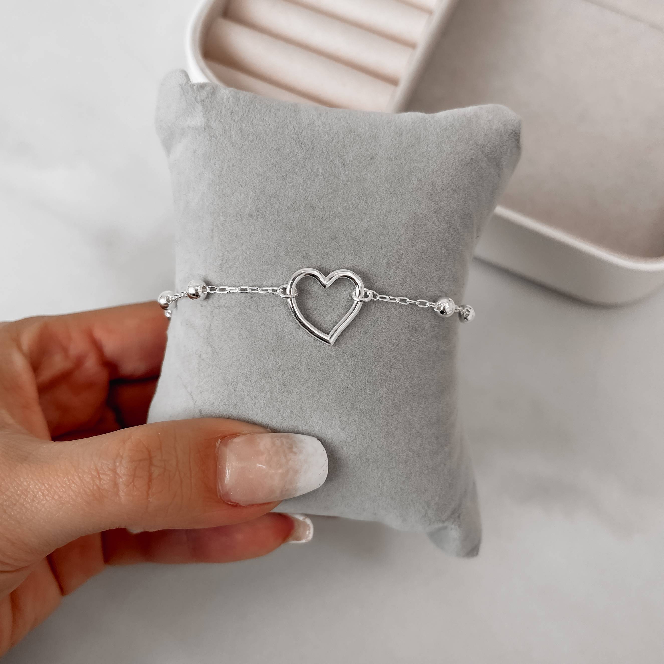 Pulseira bolas 4mm entremeio coração vazado