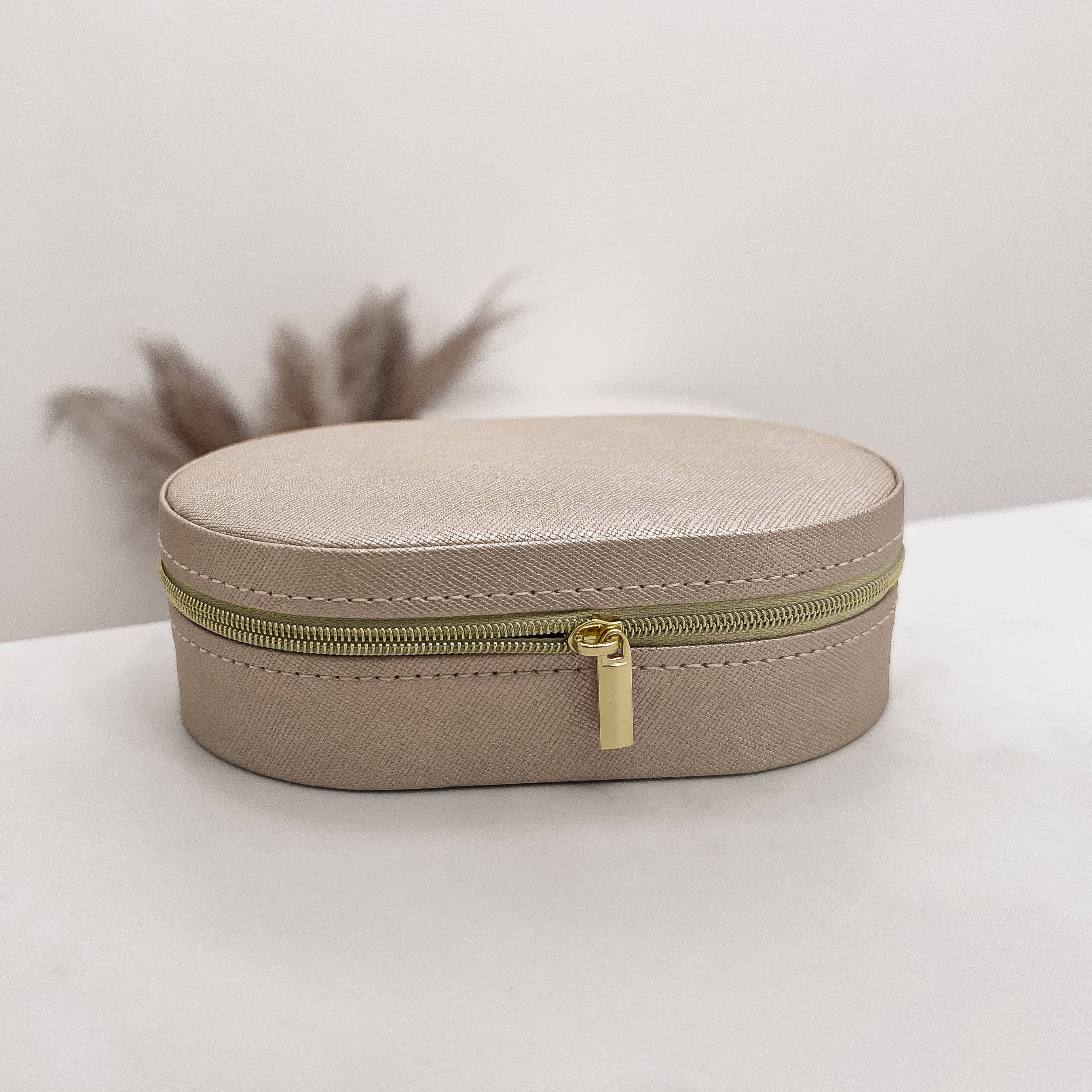 Porta-joias oval champanhe 14x9x4cm zíper dourado