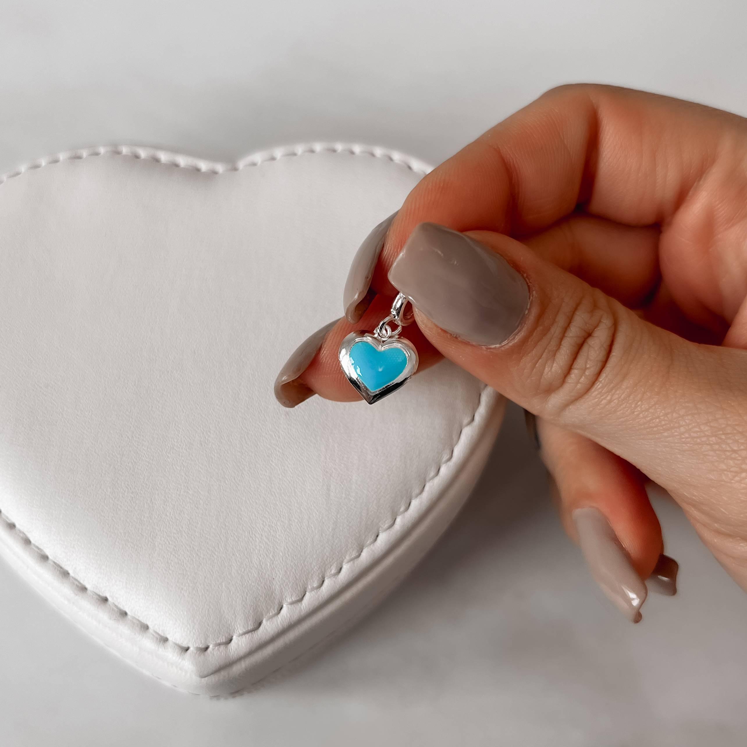 Berloque pingente coração resina azul 11mm