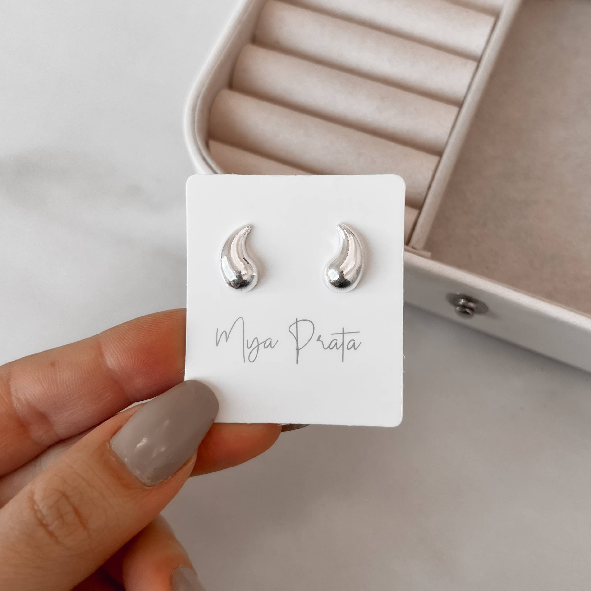 Imagem Brinco gota curvada 13mm