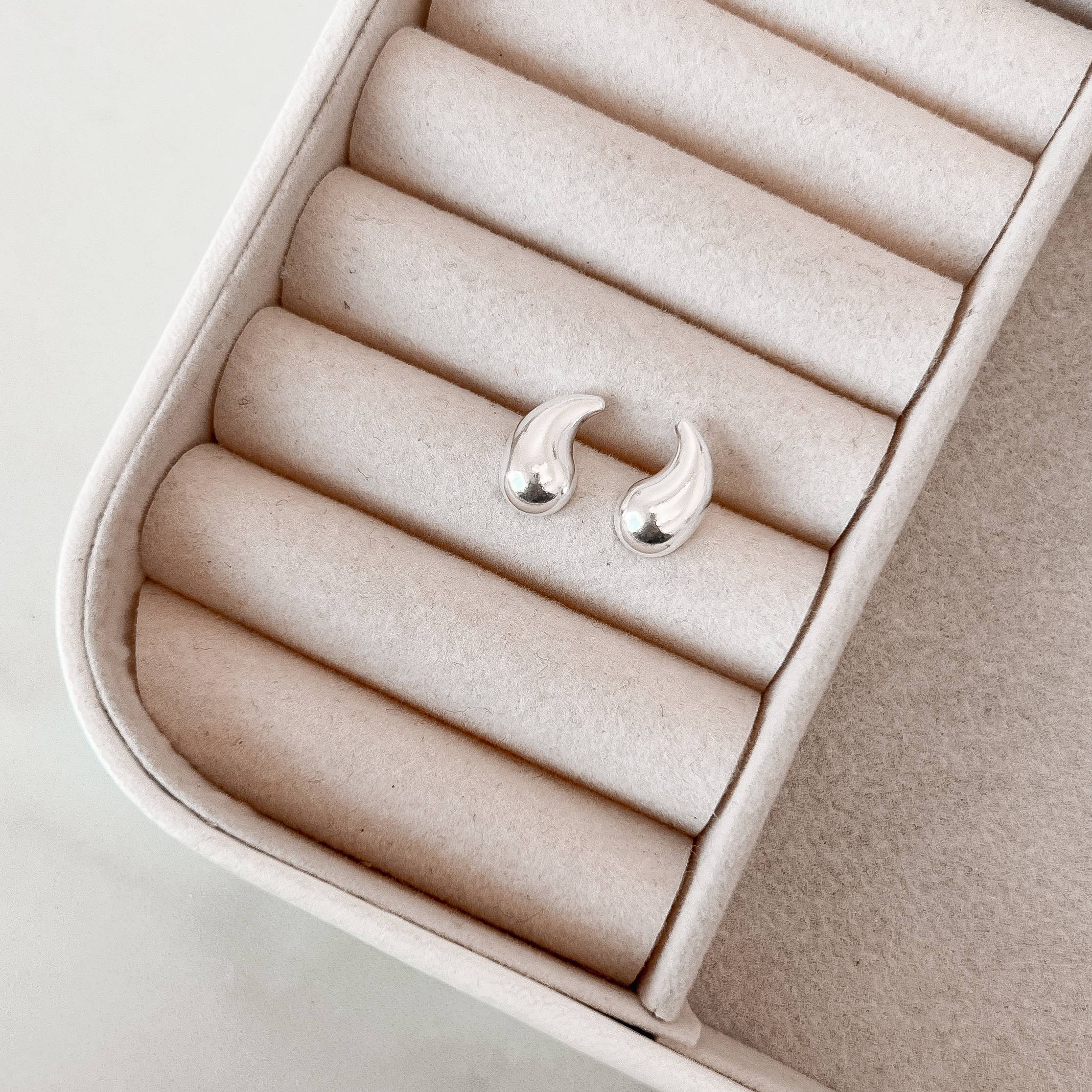 Imagem Secundária Brinco gota curvada 13mm