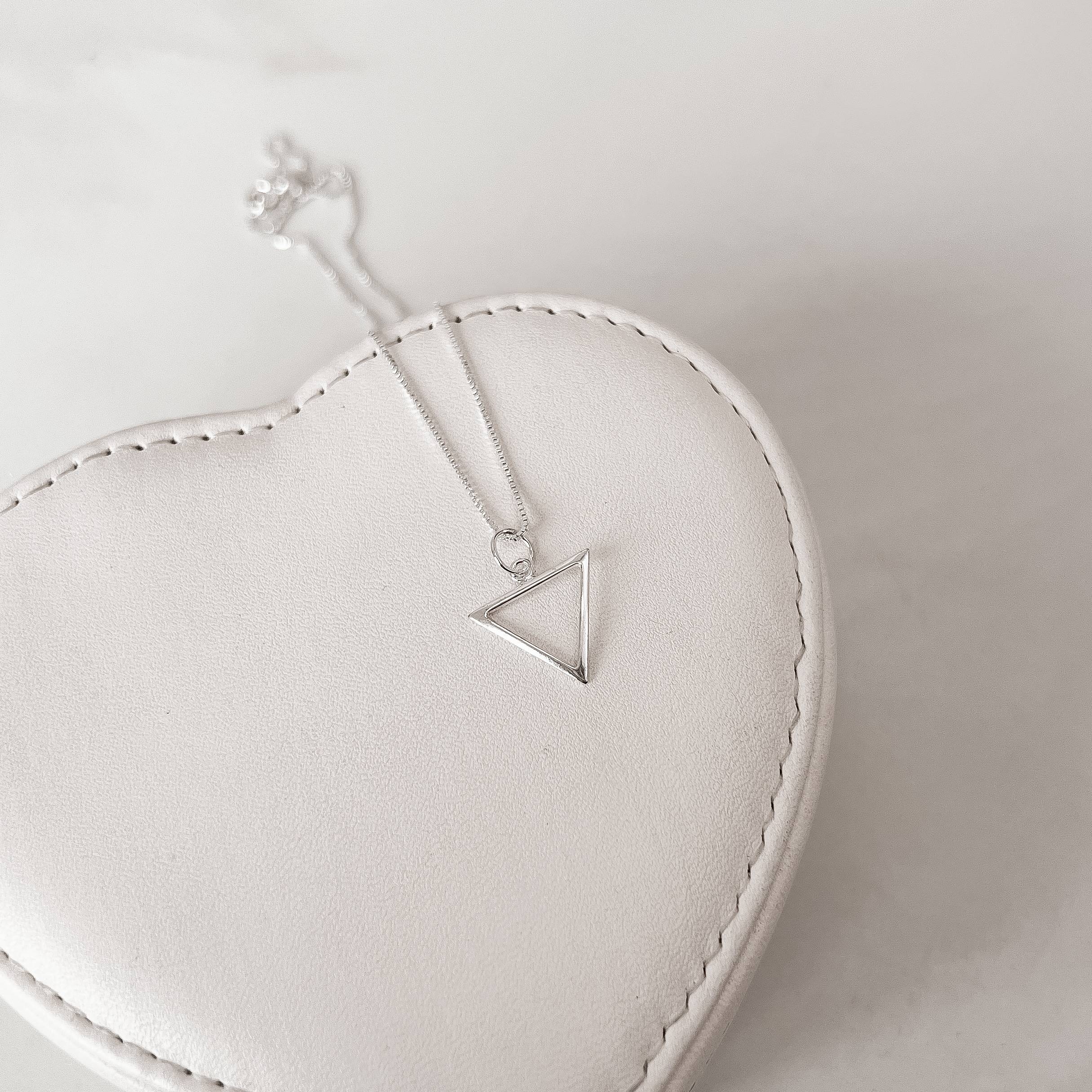 Colar pingente triângulo vazado 12mm 40cm