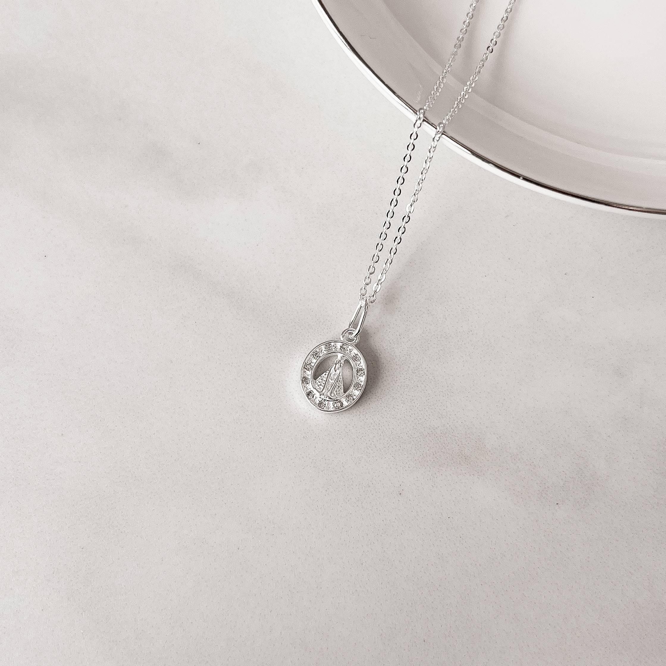 Colar pingente medalha Nsa. Sra. Aparecida cravejada 11mm corrente cadeadinho 45cm