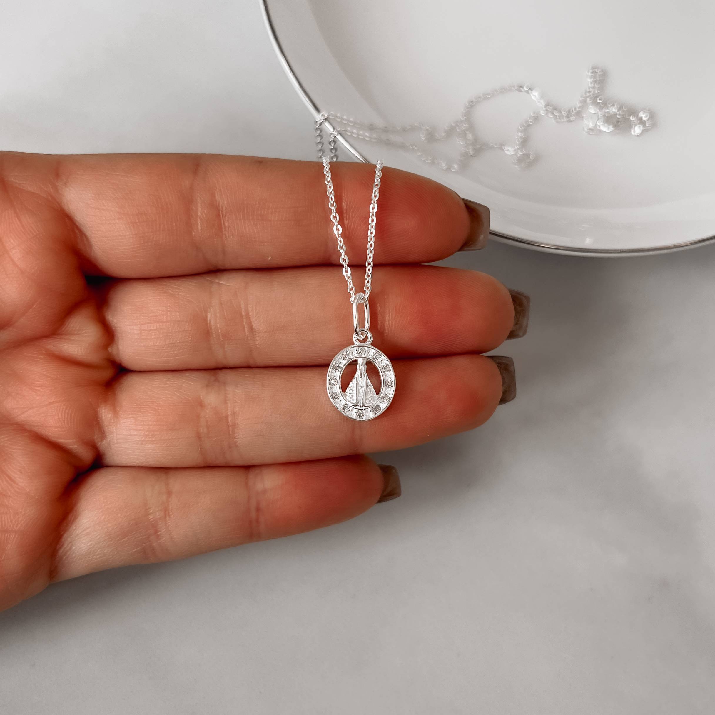 Imagem Secundária Colar pingente medalha Nsa. Sra. Aparecida cravejada 11mm corrente cadeadinho 45cm