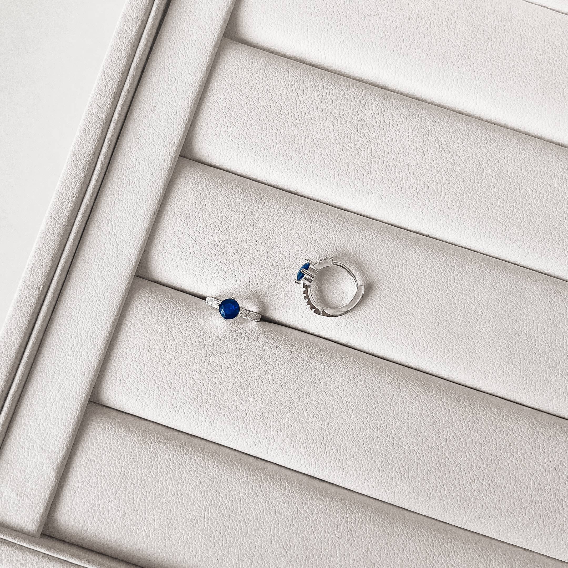 Imagem Argola click cravejada 11mm detalhe zircônia redonda azul