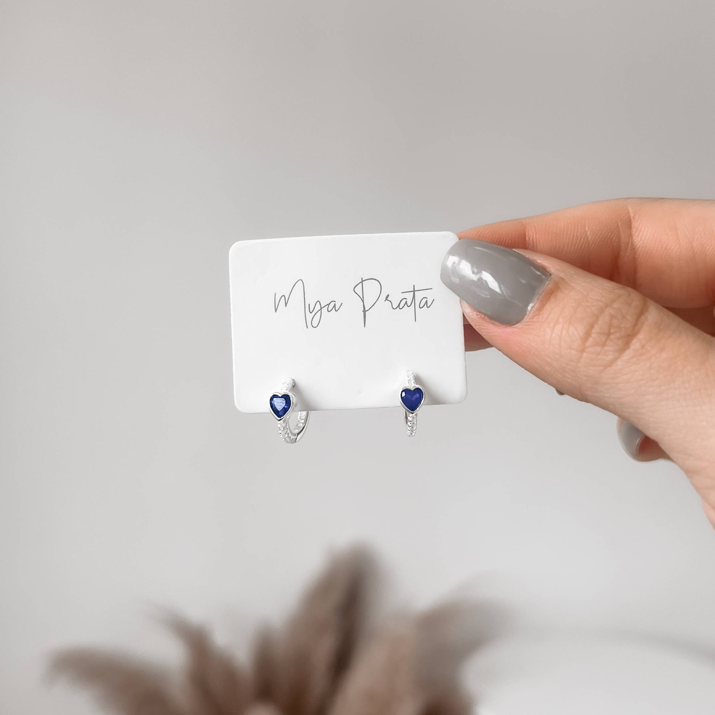 Imagem Secundária Argola click cravejada 11mm detalhe zircônia coração azul