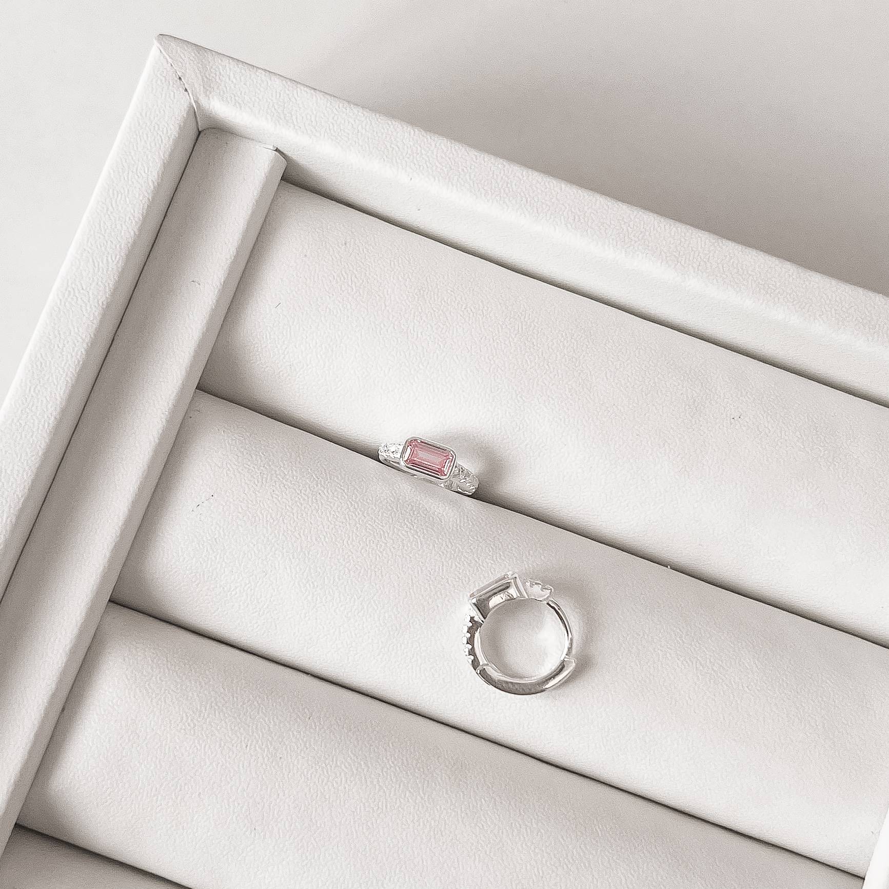 Imagem Argola click cravejada 11mm detalhe zircônia retangular rosa