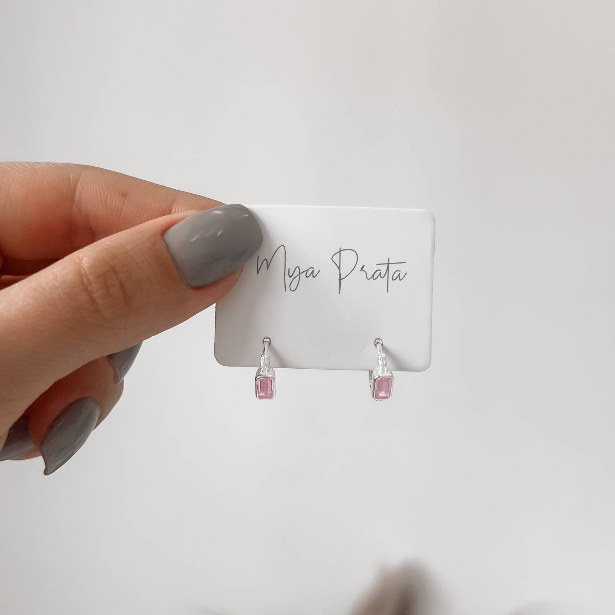 Imagem Secundária Argola click cravejada 11mm detalhe zircônia retangular rosa