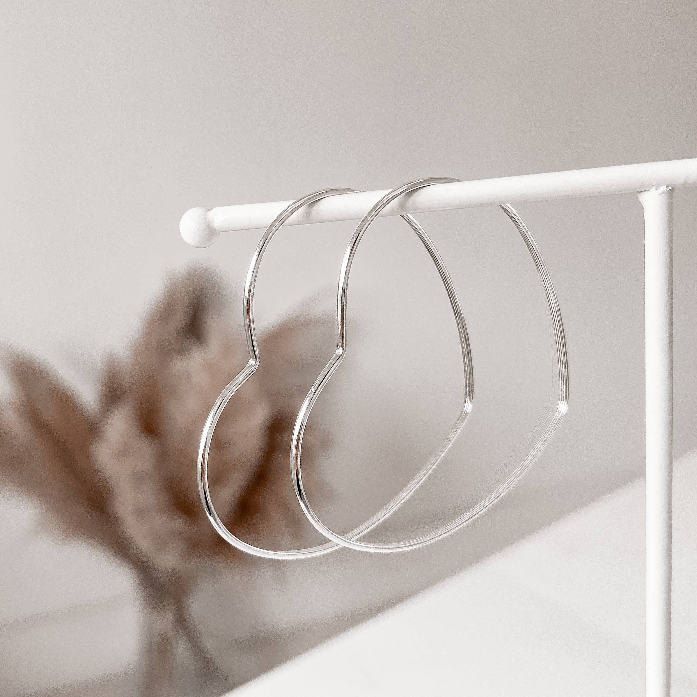 Argola coração 75mm fio meia cana