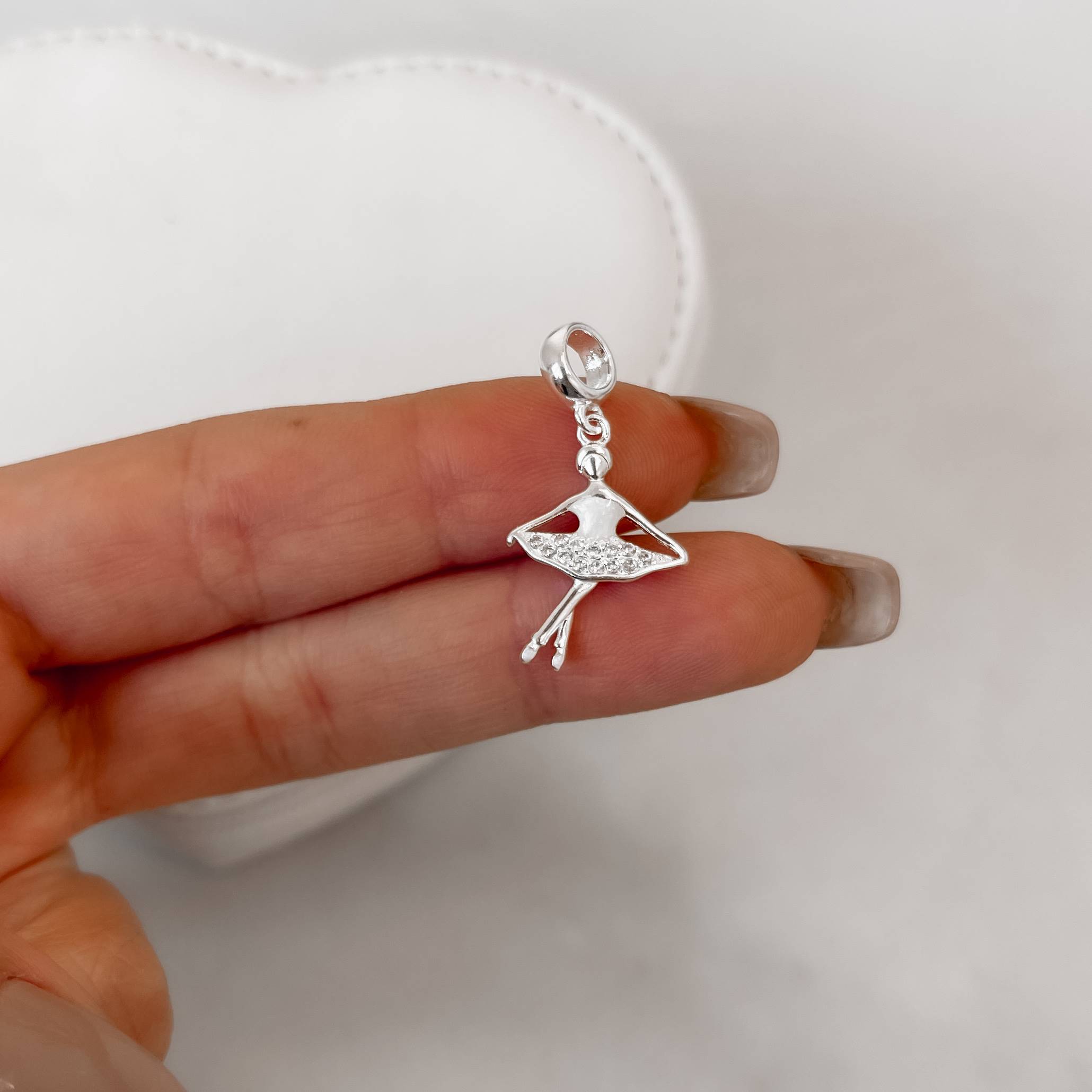 Berloque pingente bailarina cravejada detalhe resina 18mm