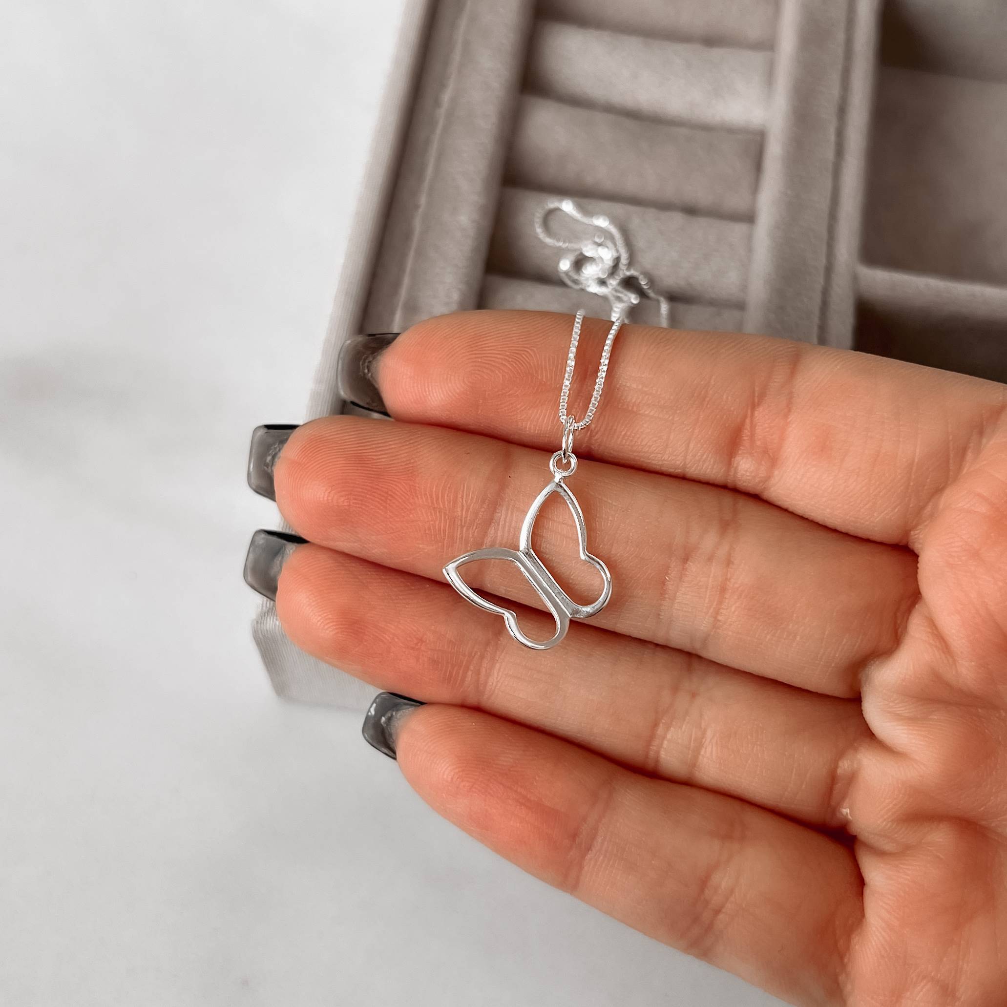 Imagem Secundária Colar pingente borboleta vazada de lado 15mm 45cm