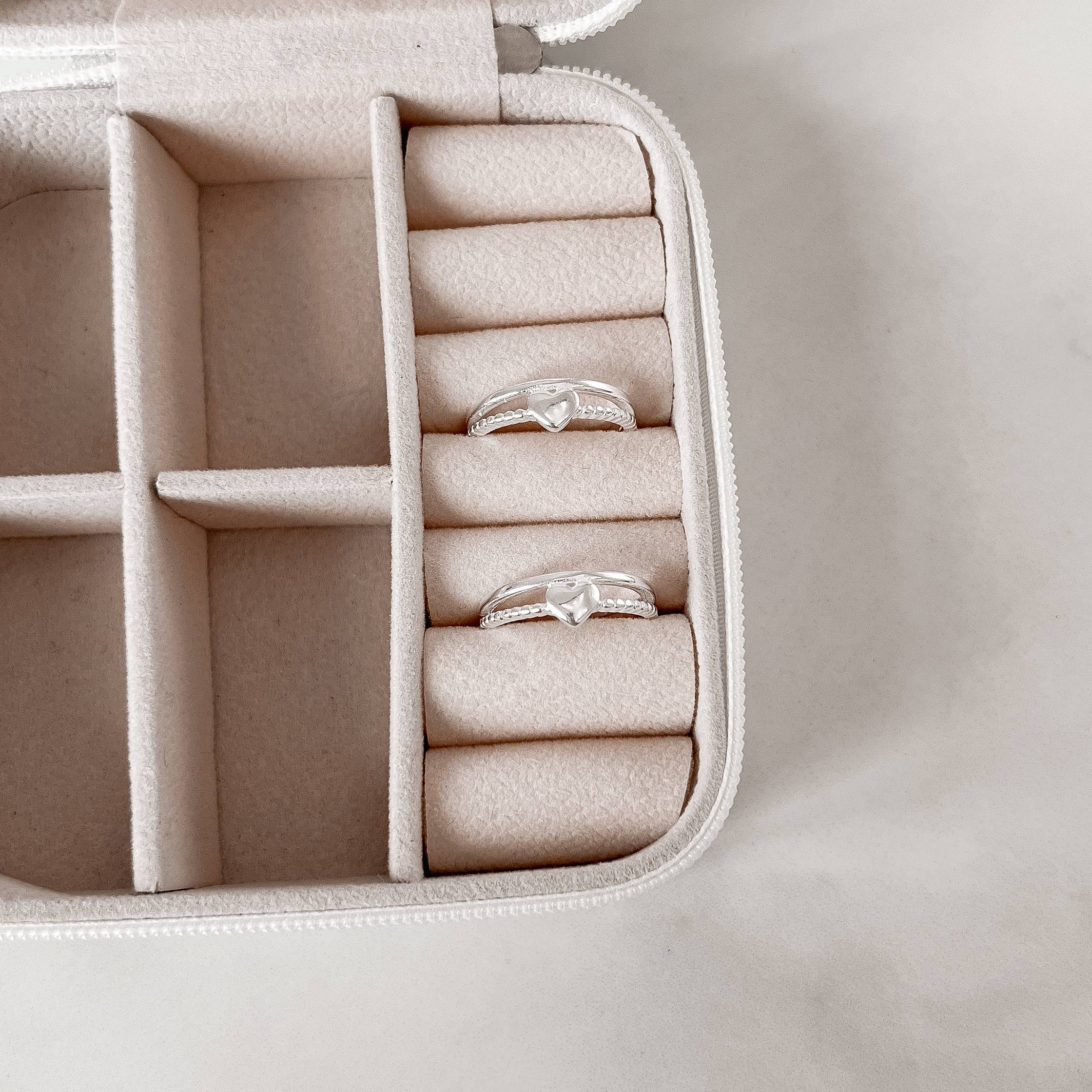 Anel fio duplo aliança e coração com bolinhas