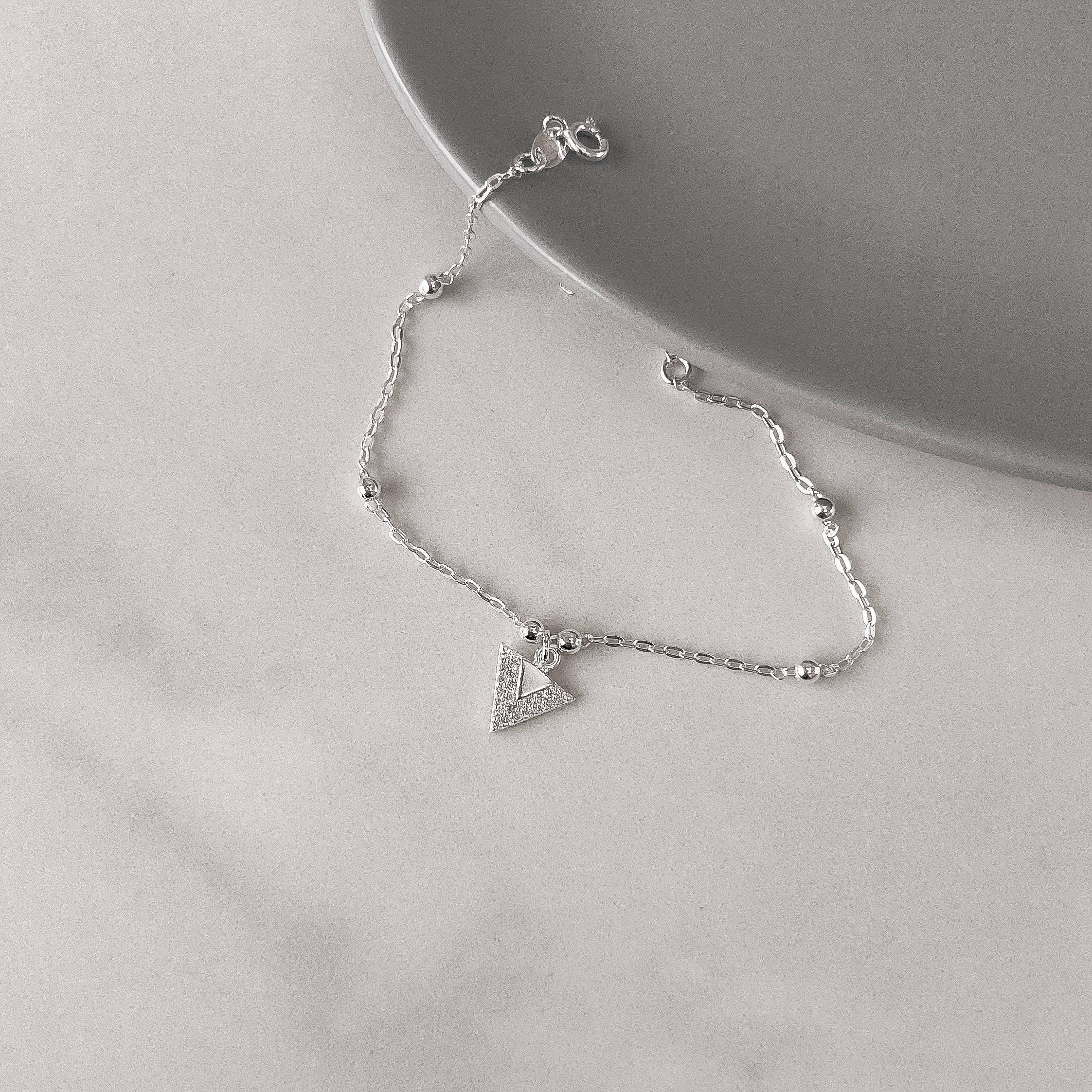 Pulseira entremeio bolas com pingente triângulo invertido cravejado 11mm