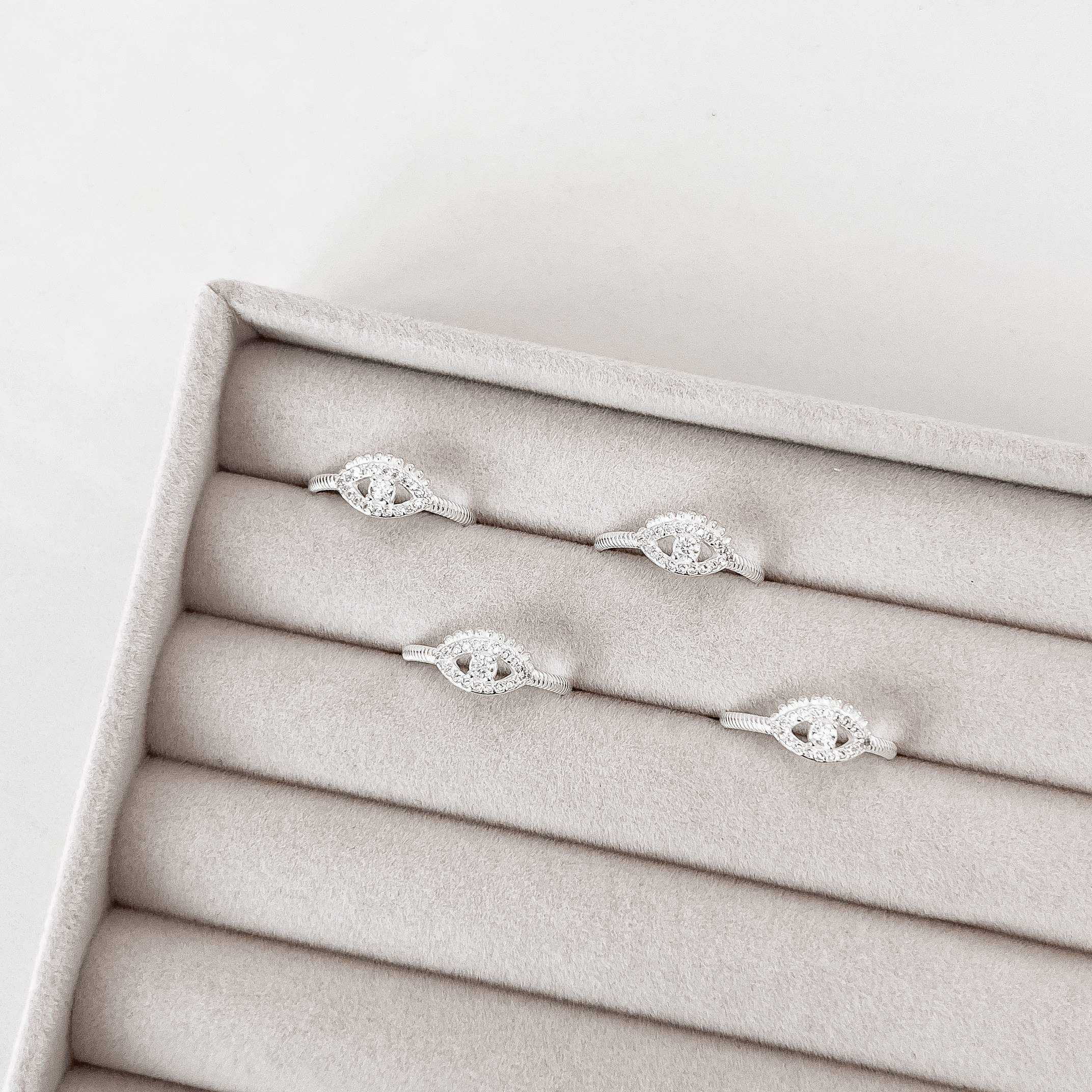 Anel olho cravejado detalhe riscado