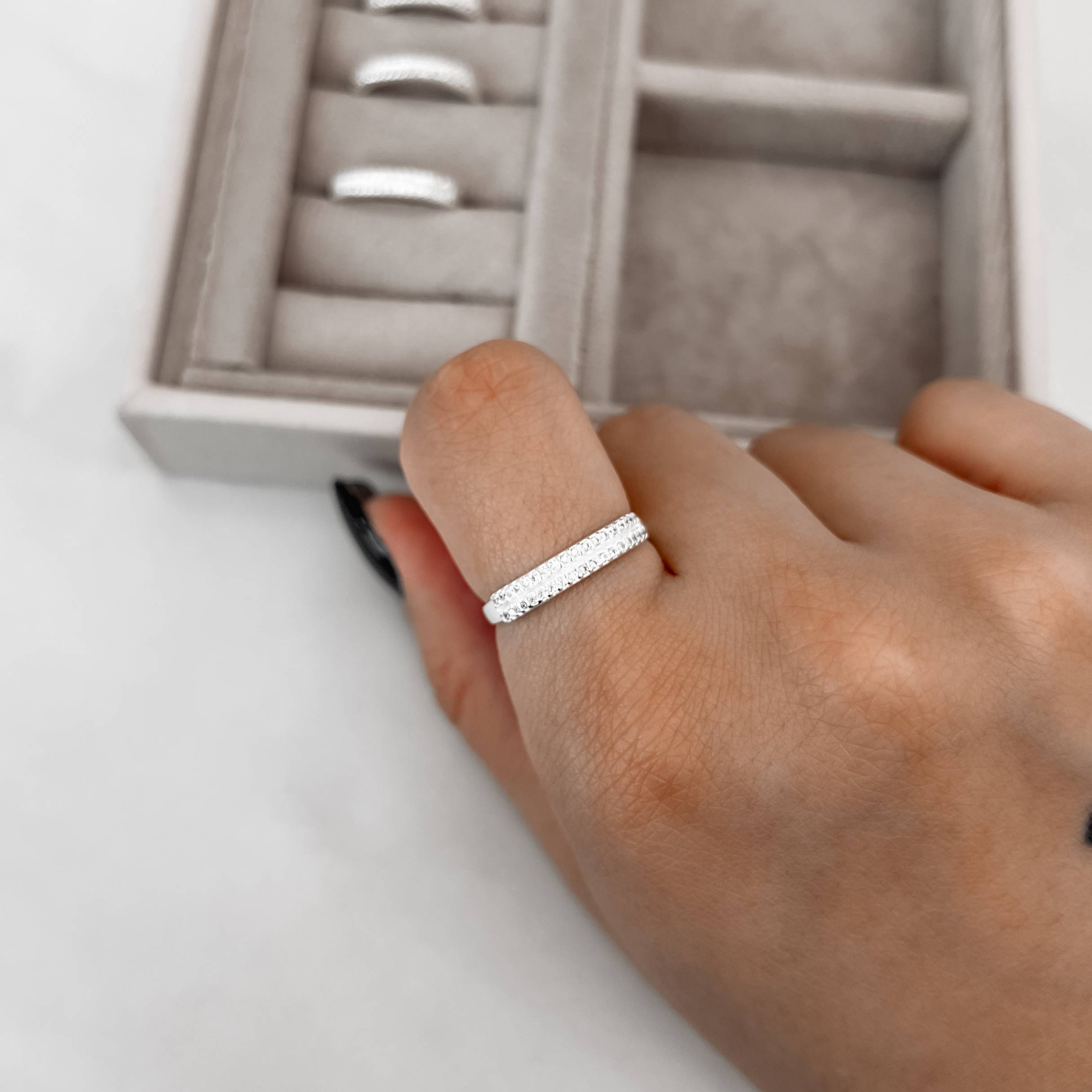 Anel cravejado duplo