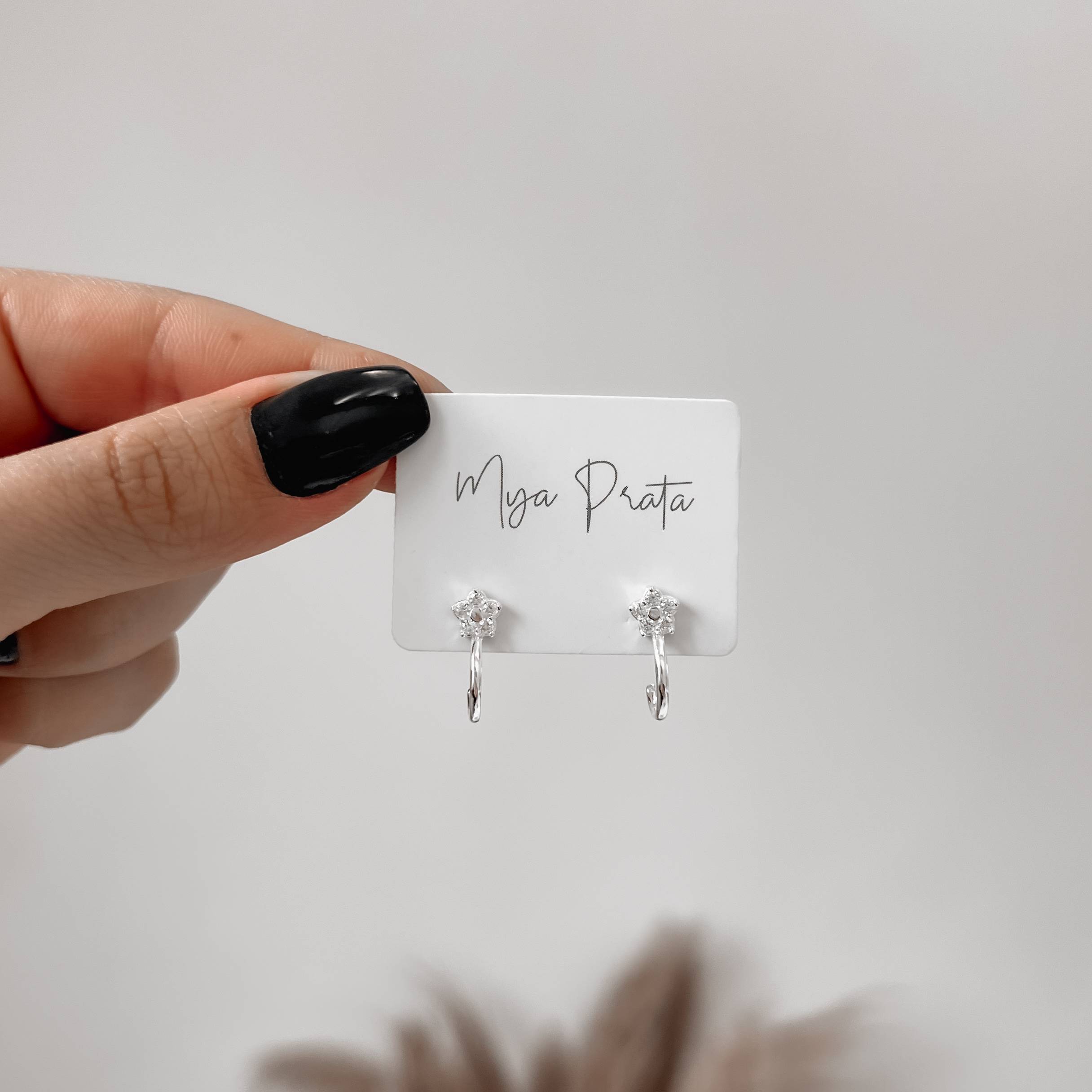 Imagem Brinco flor cravejada com argola 16mm