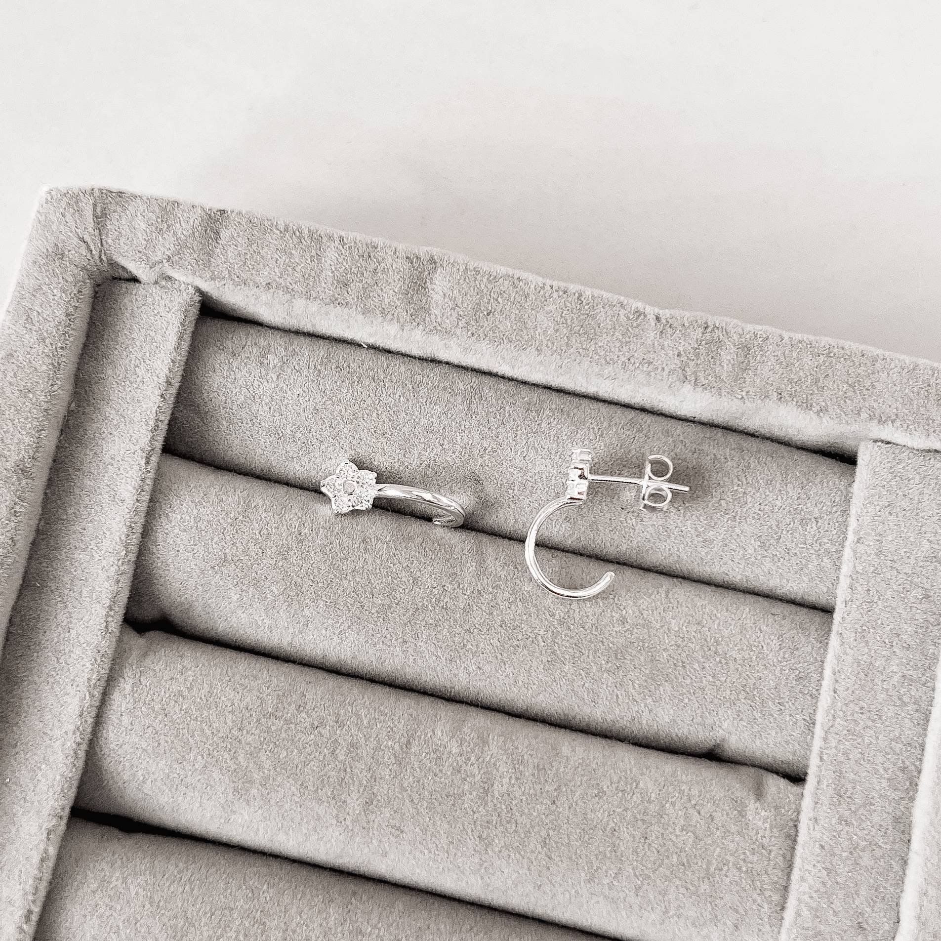 Imagem Secundária Brinco flor cravejada com argola 16mm