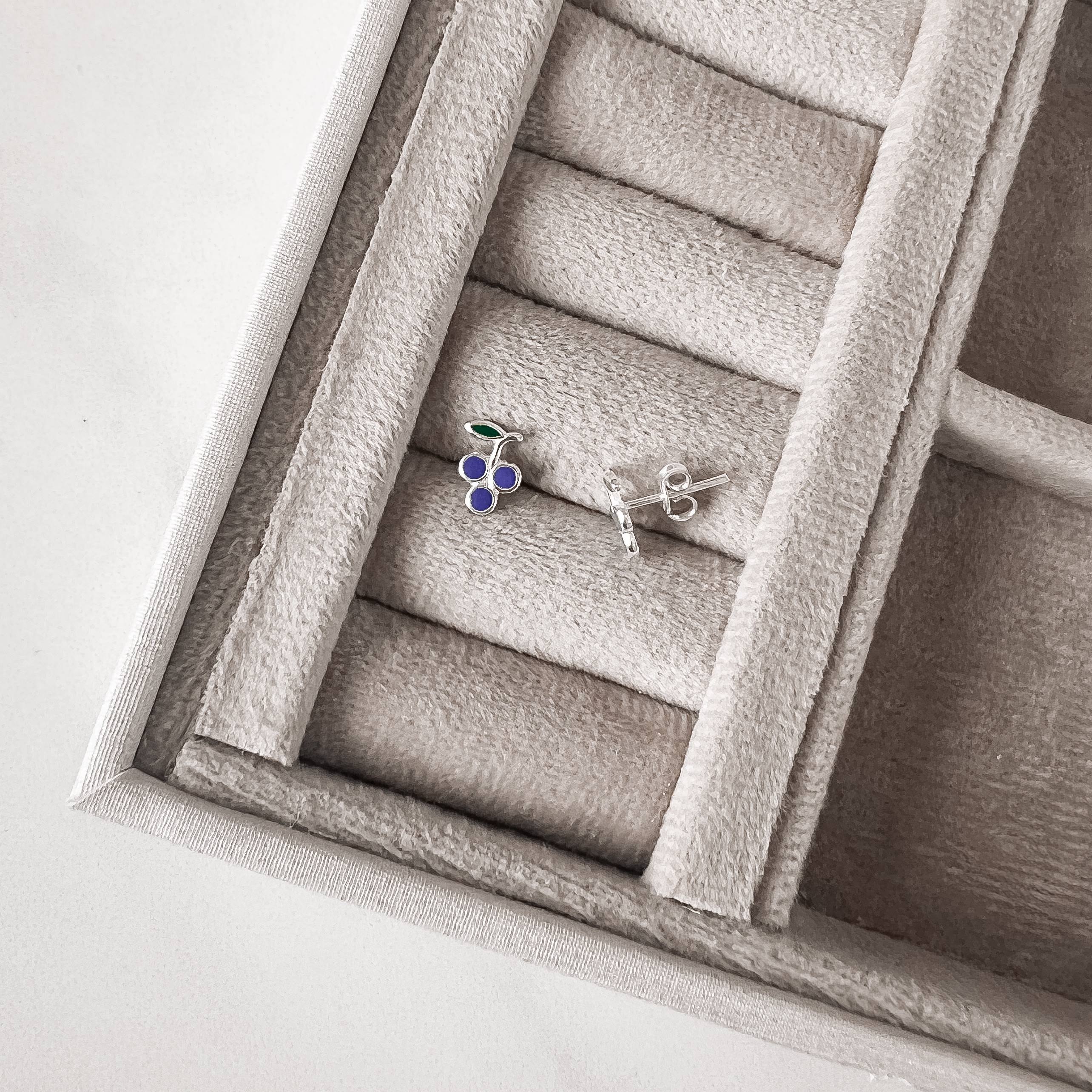 Imagem Brinco infantil cacho de uva resina 8mm tarraxa comum