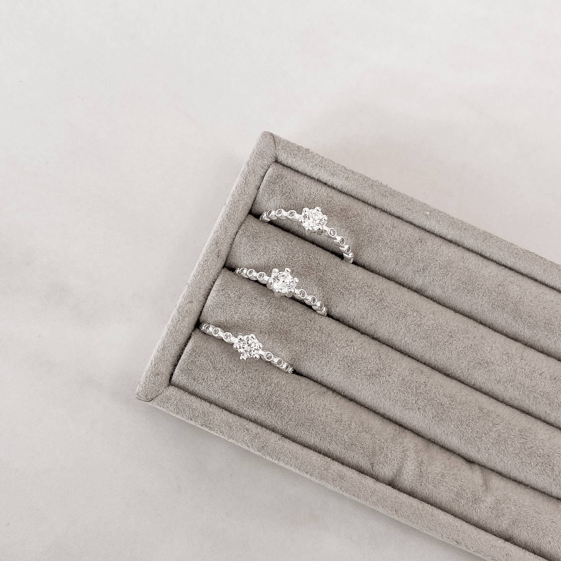 Anel solitário fio bolinhas detalhe cravejado