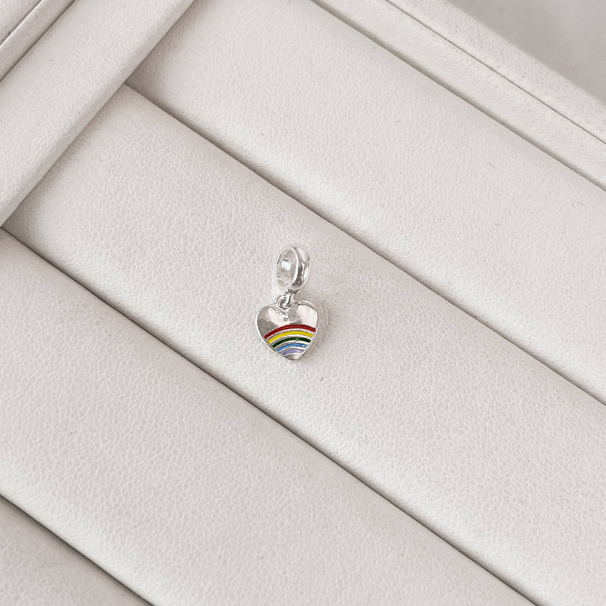 Berloque pingente coração arco-íris resina 8mm