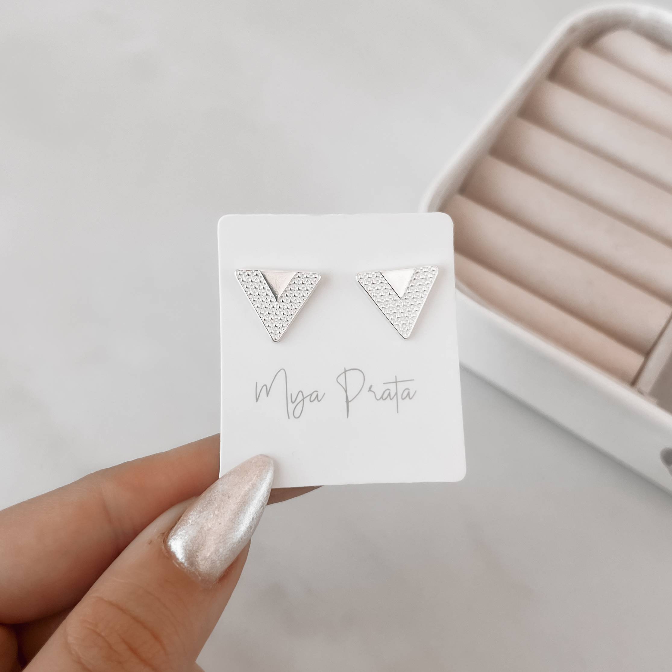 Imagem Secundária Brinco triângulo invertido trabalhado 13mm