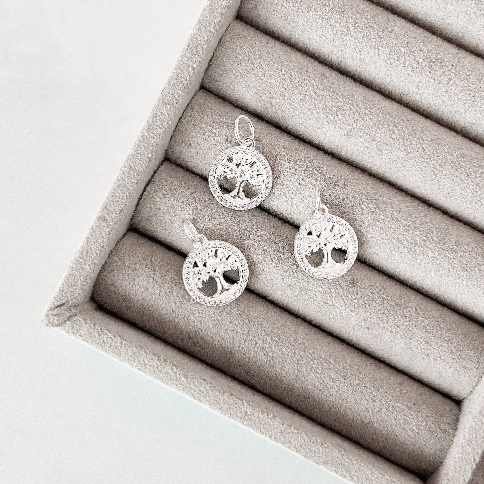 Pingente medalha árvore cravejada 12mm