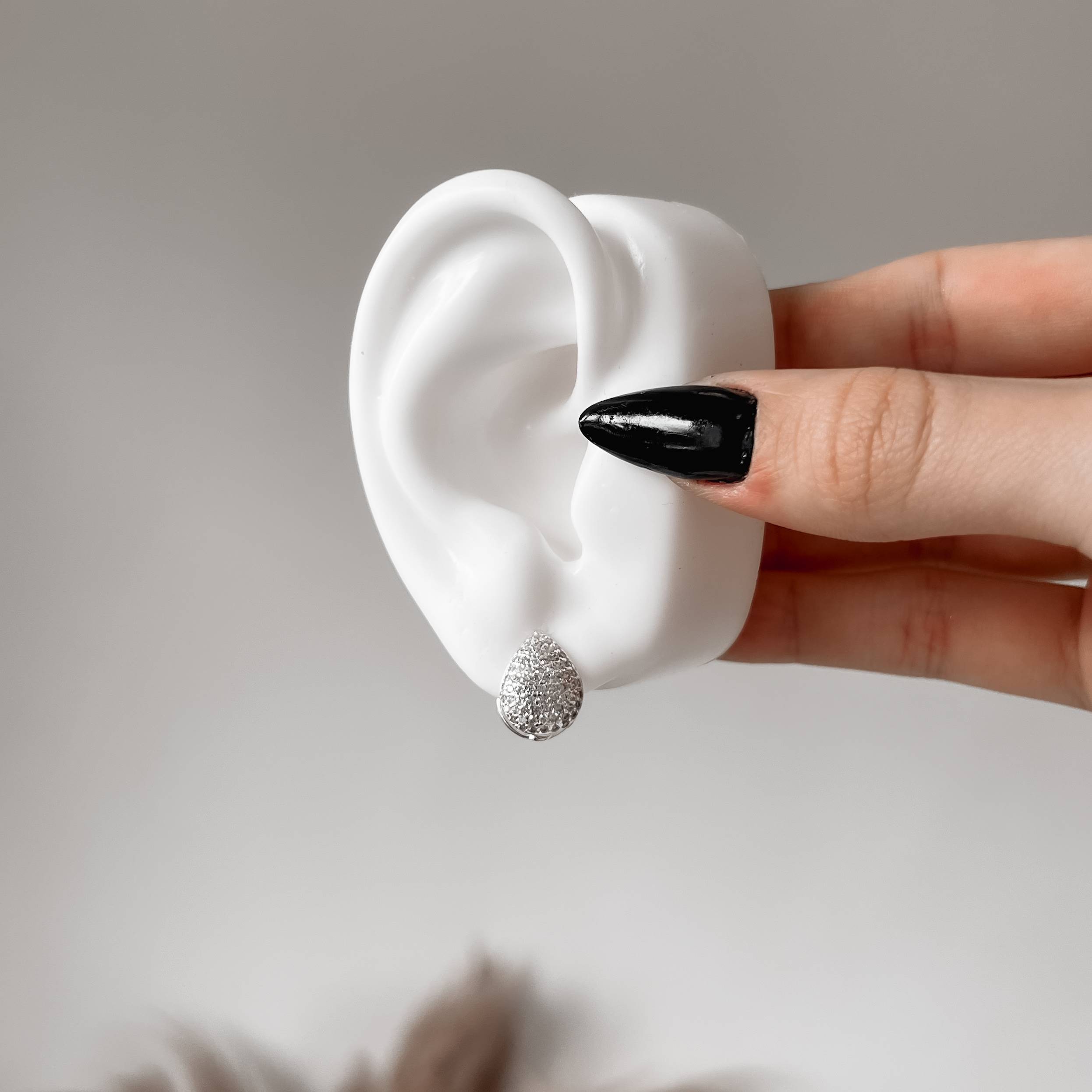 Imagem Argola click gota cravejada 14mm detalhe flor vazada