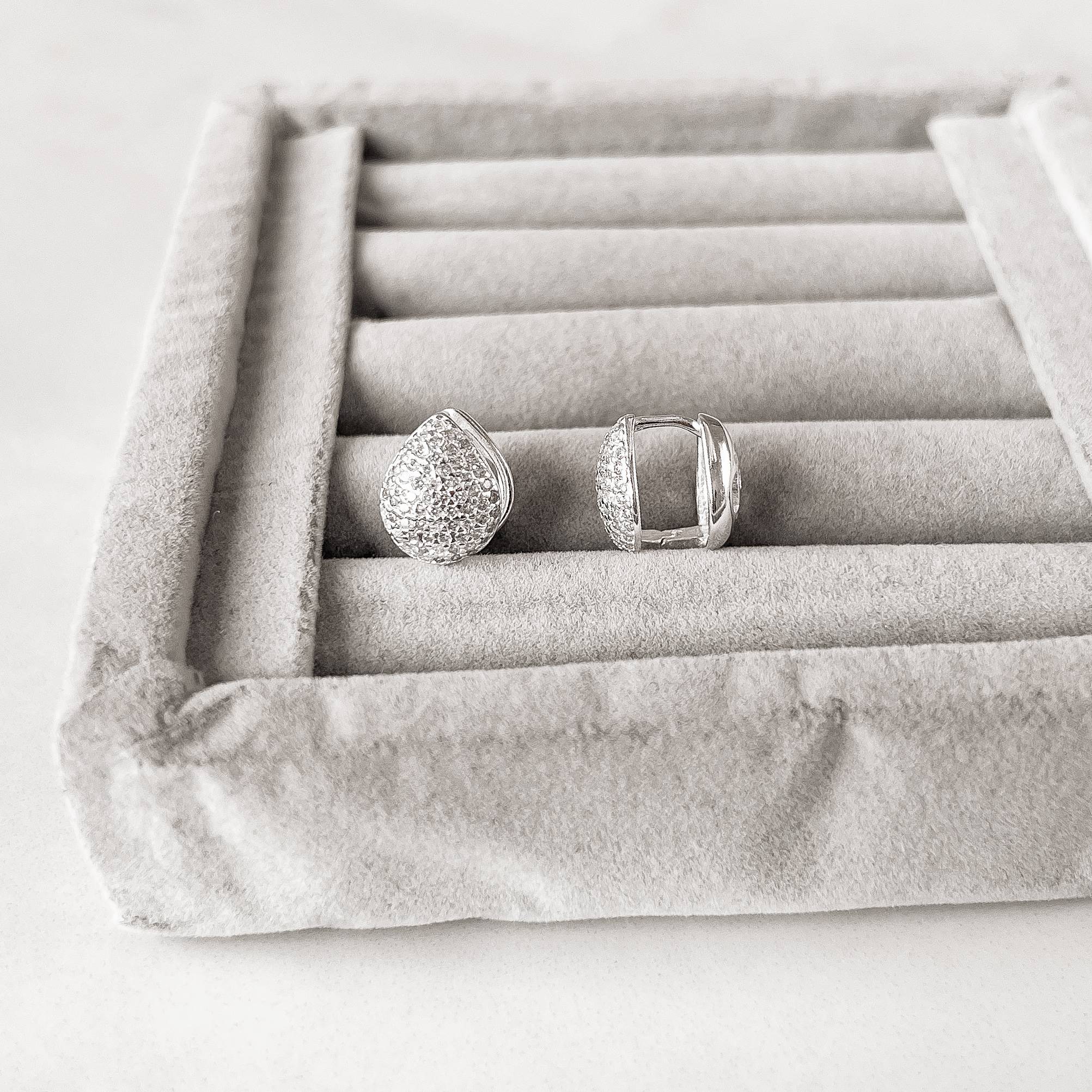 Imagem Secundária Argola click gota cravejada 14mm detalhe flor vazada