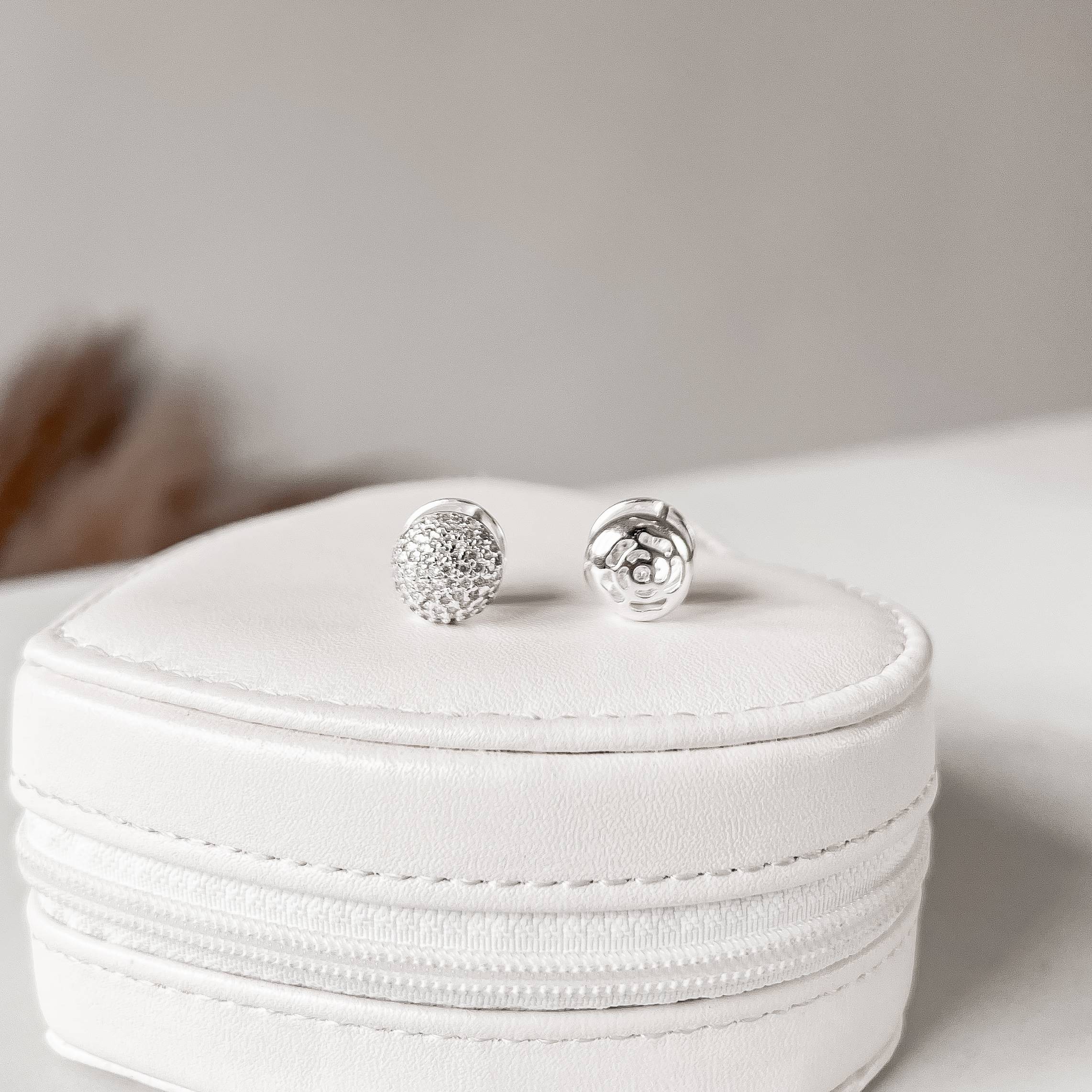 Imagem Secundária Argola click círculo cravejado 12mm detalhe flor vazada