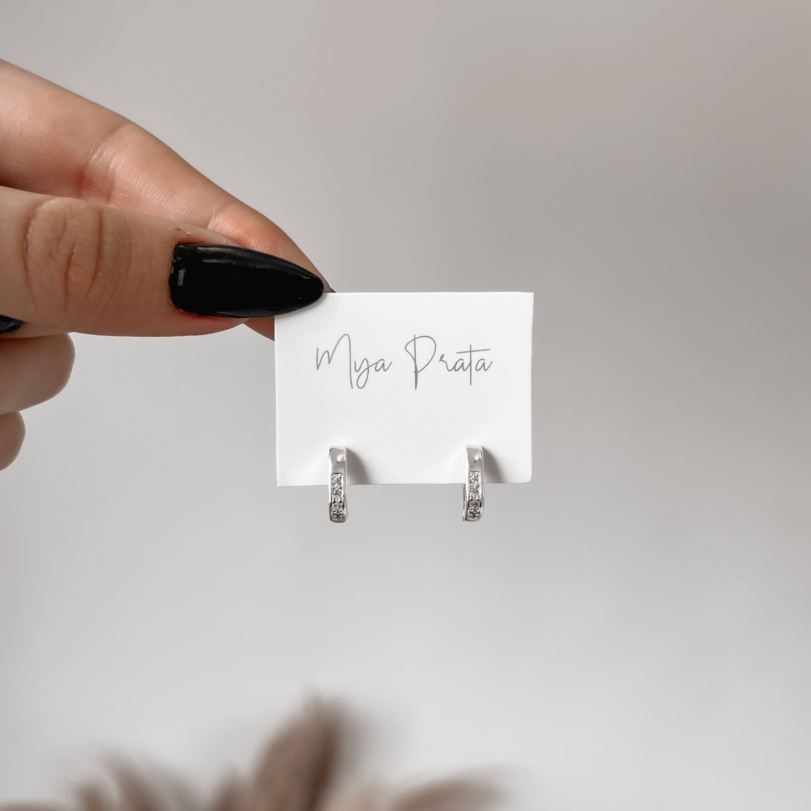 Imagem Secundária Argola click quadrada cravejada 10mm