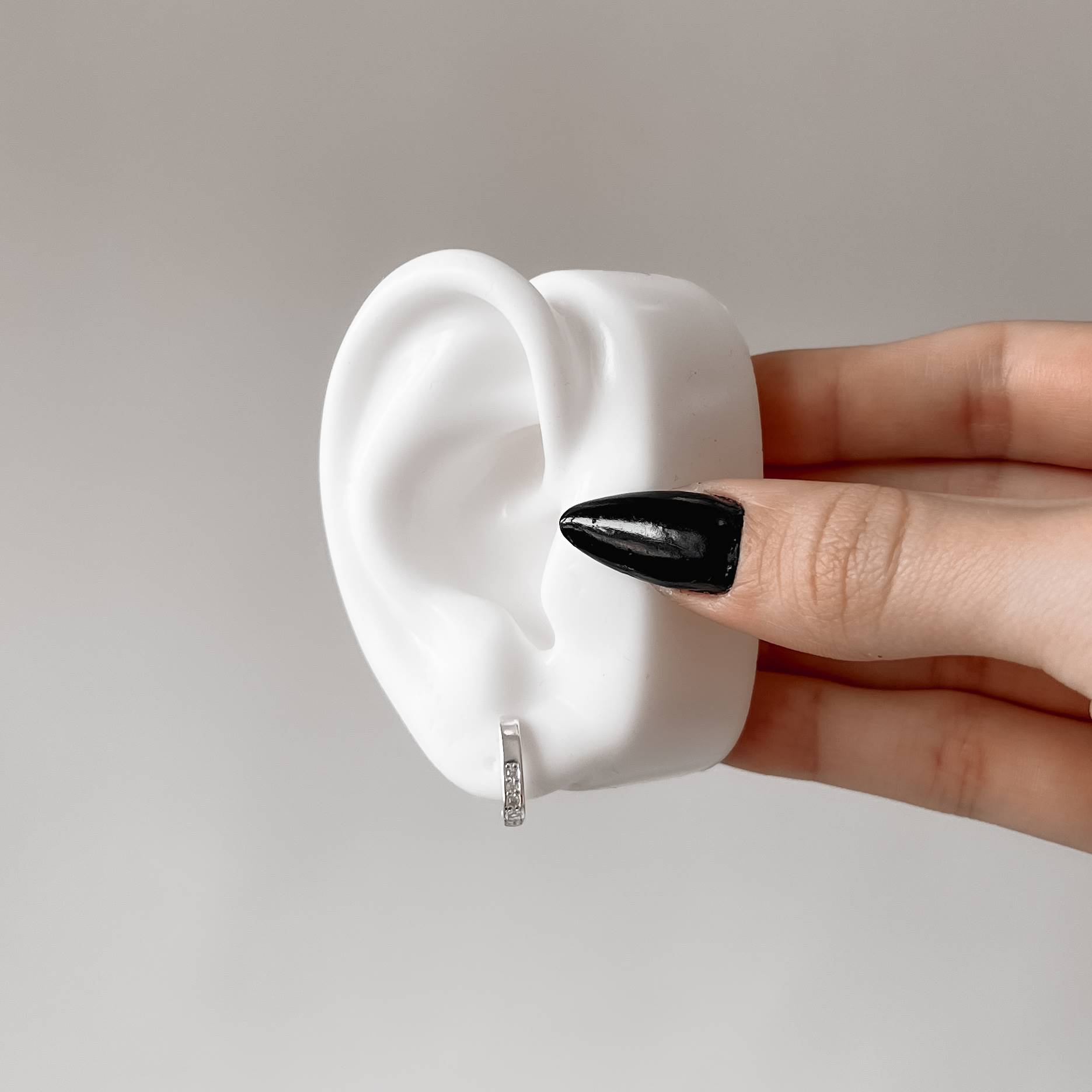 Imagem Secundária Argola click quadrada cravejada 12mm