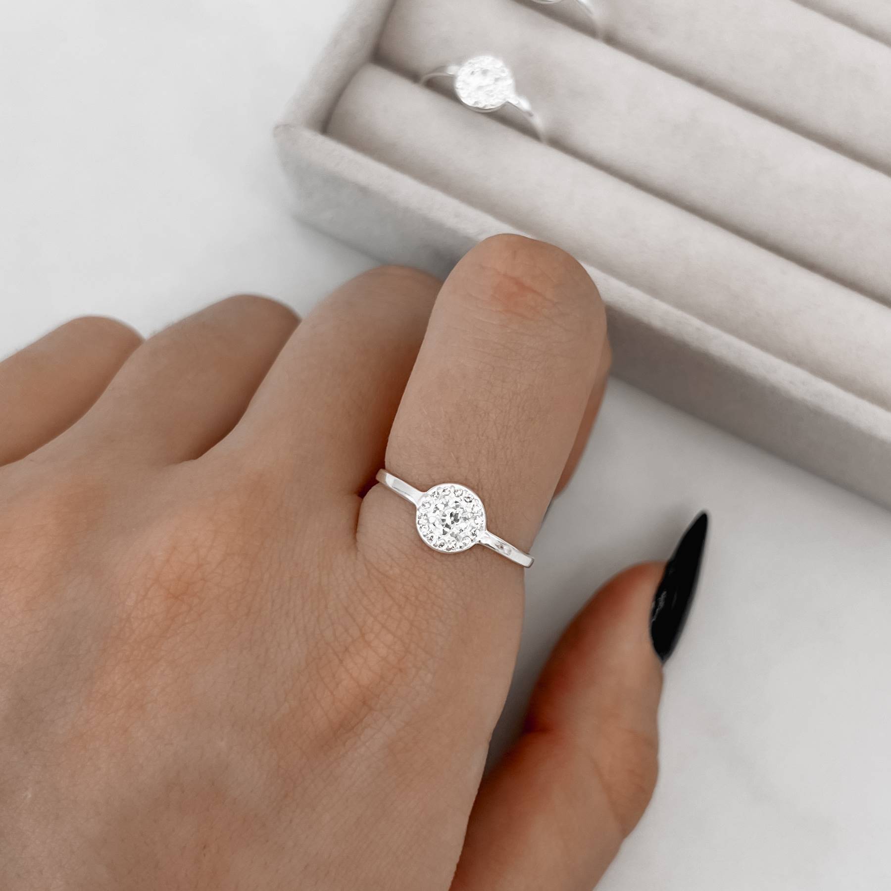 Anel solitário redondo cravejado