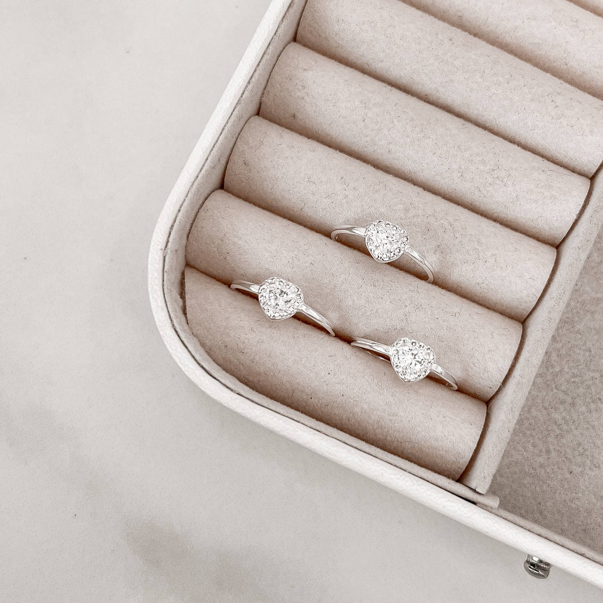 Anel solitário coração cravejado