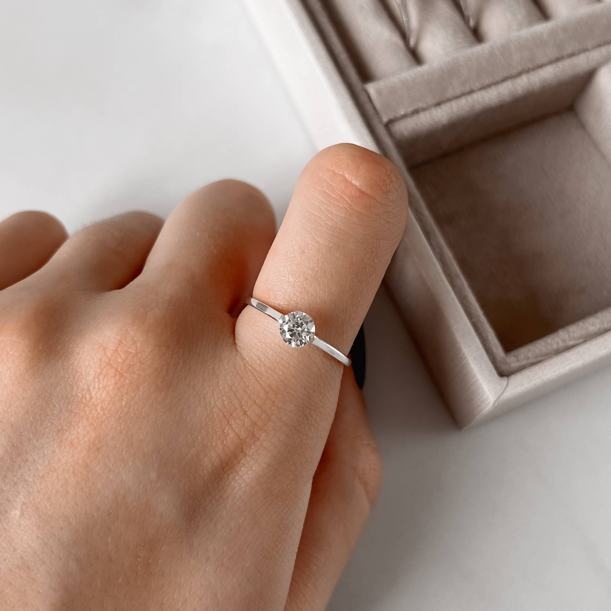 Anel solitário 2 garras zircônia 5mm