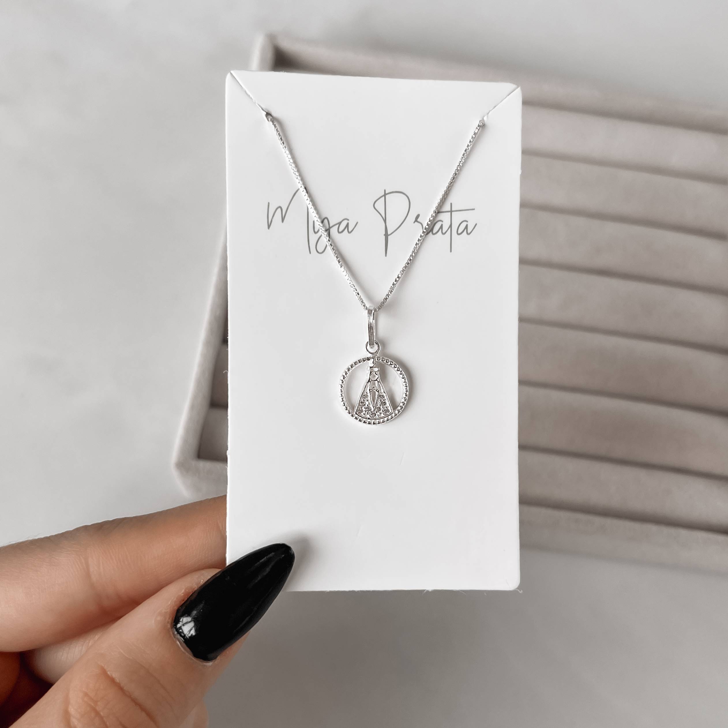 Imagem Colar pingente medalha vazada Nsa. Sra. Aparecida cravejada 12mm 45cm