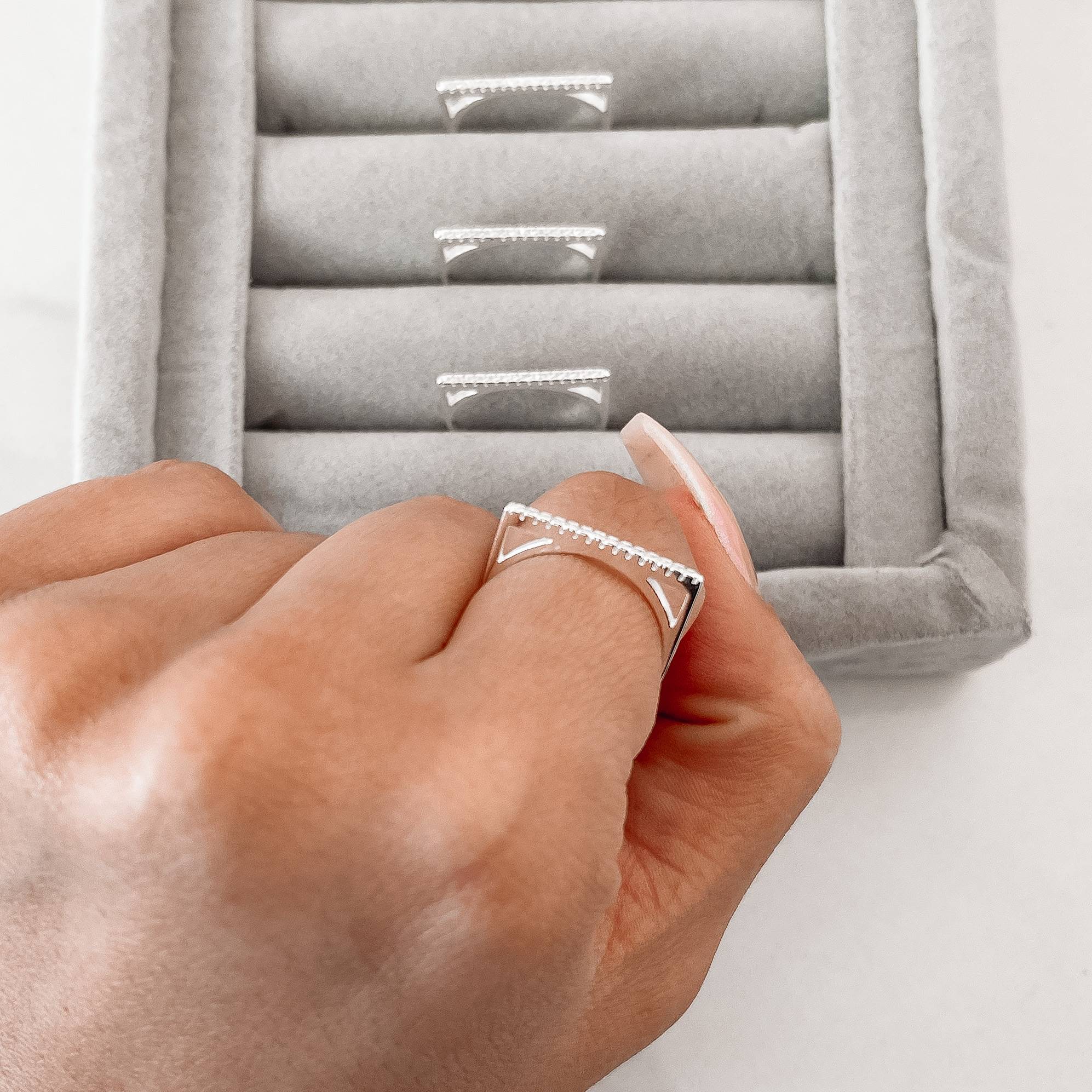 Anel reto cravejado detalhe vazado